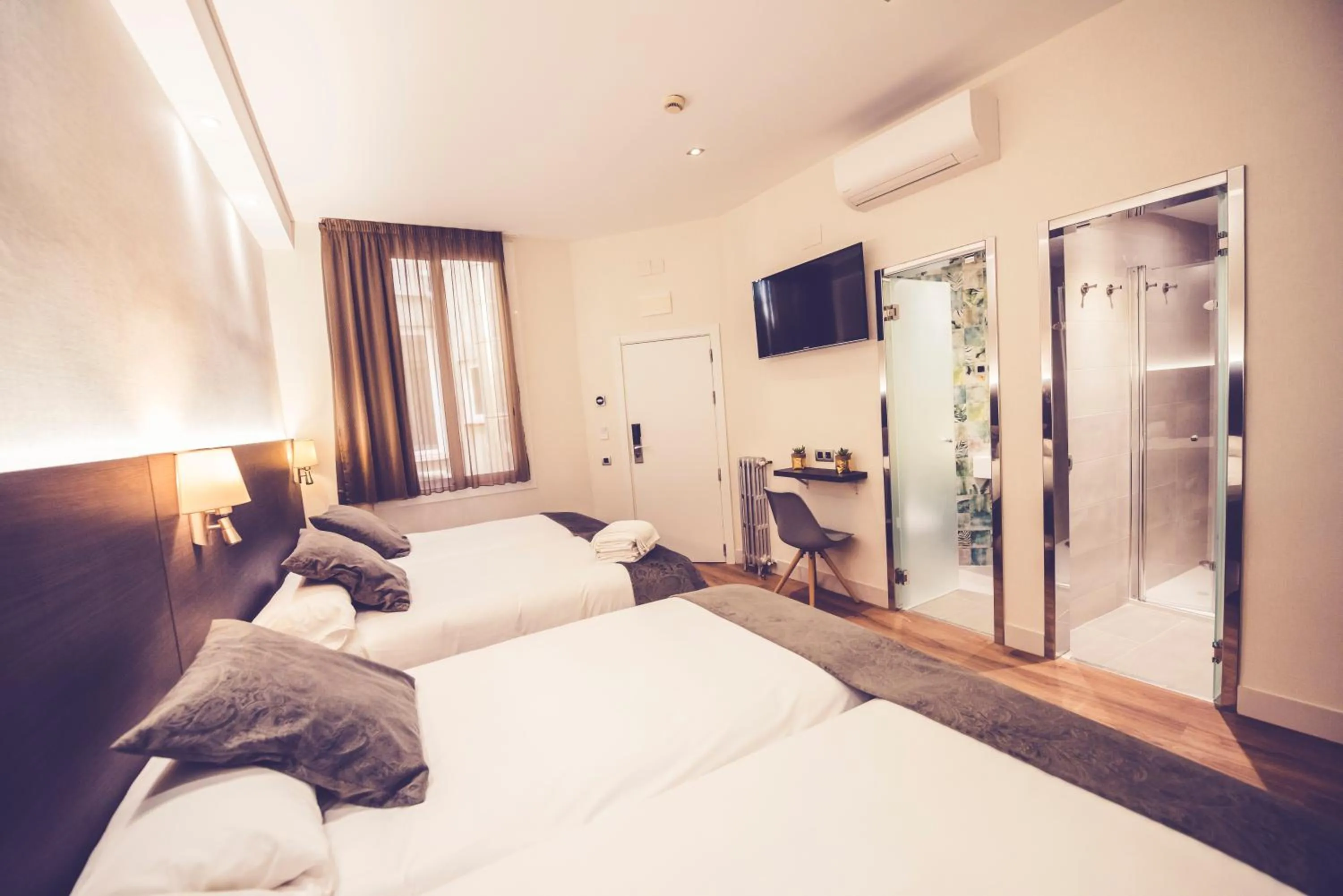 Bedroom, Bed in Hostal Marlasca