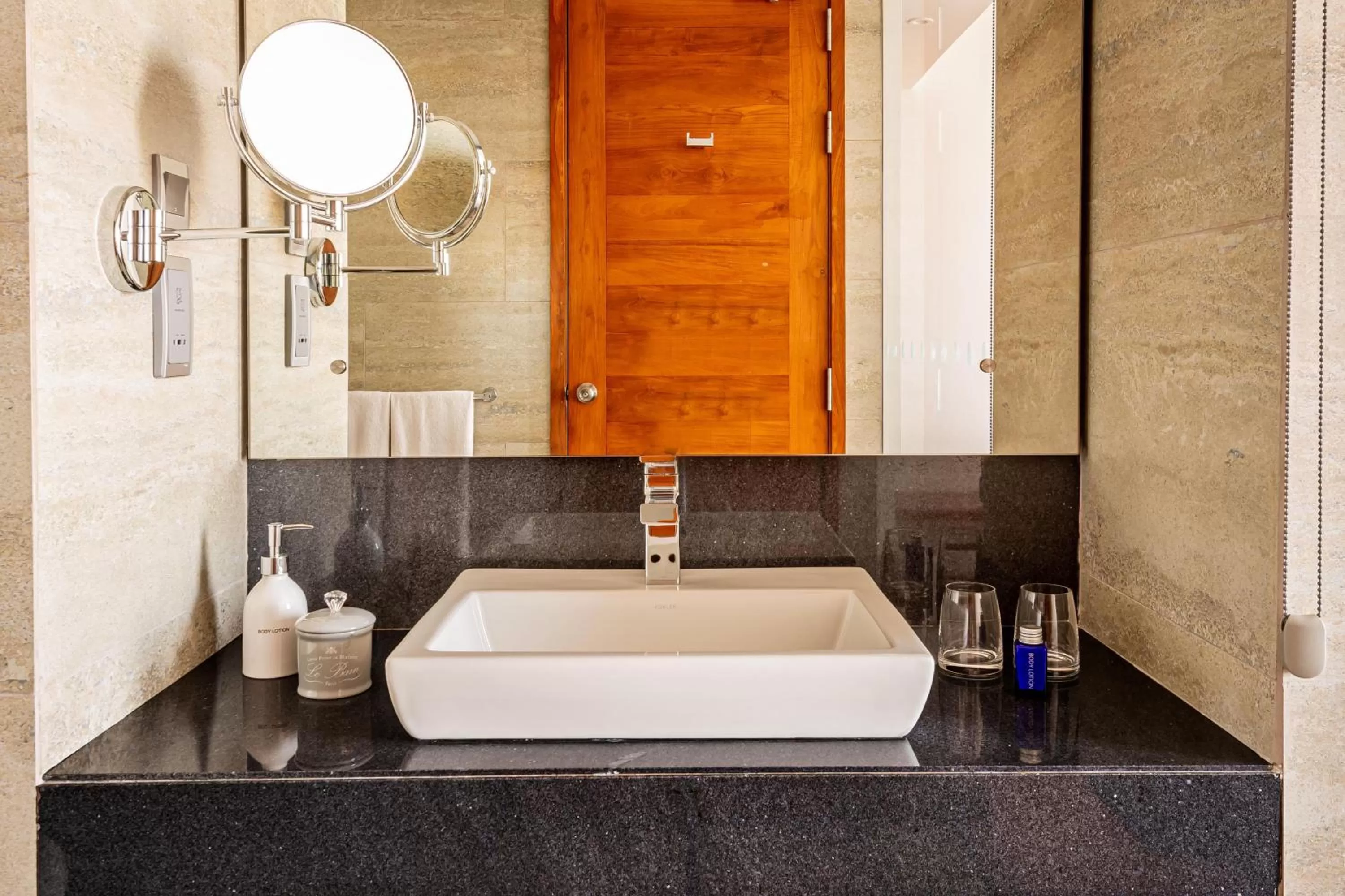 Bathroom in Jetwing Colombo Seven