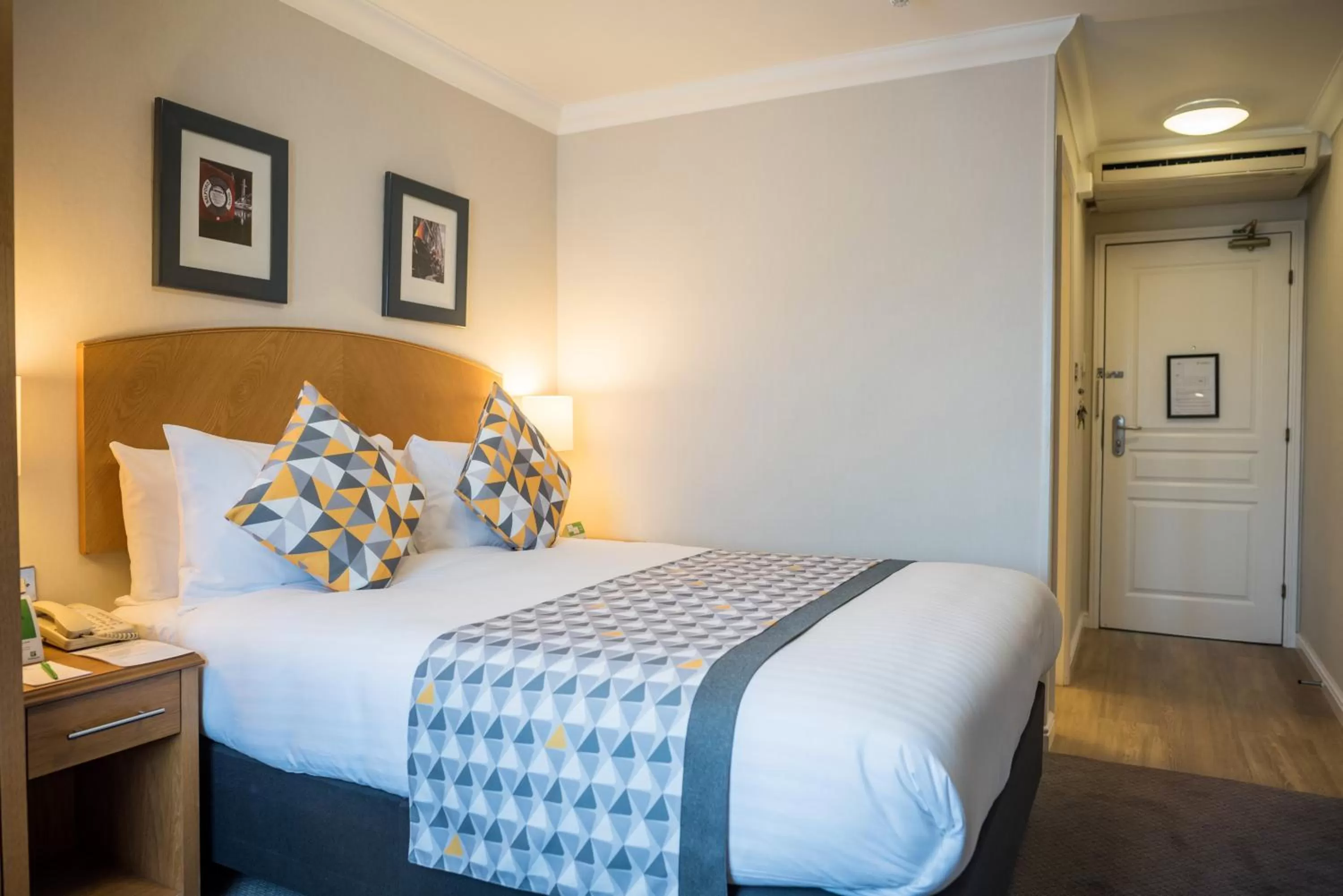 Photo of the whole room, Bed in Holiday Inn Manchester West by IHG