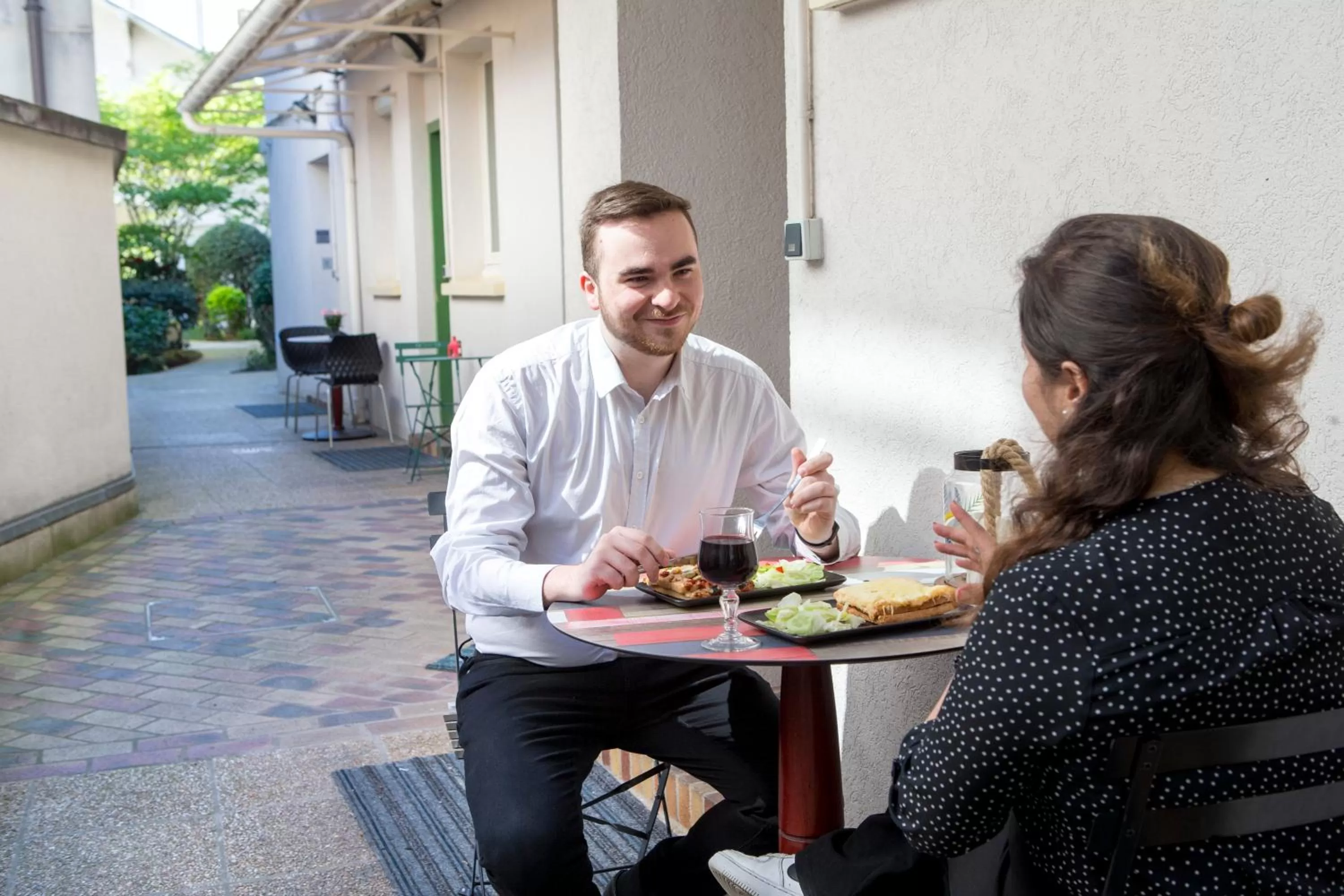 People in HOTEL DE PARIS MONTPARNASSE