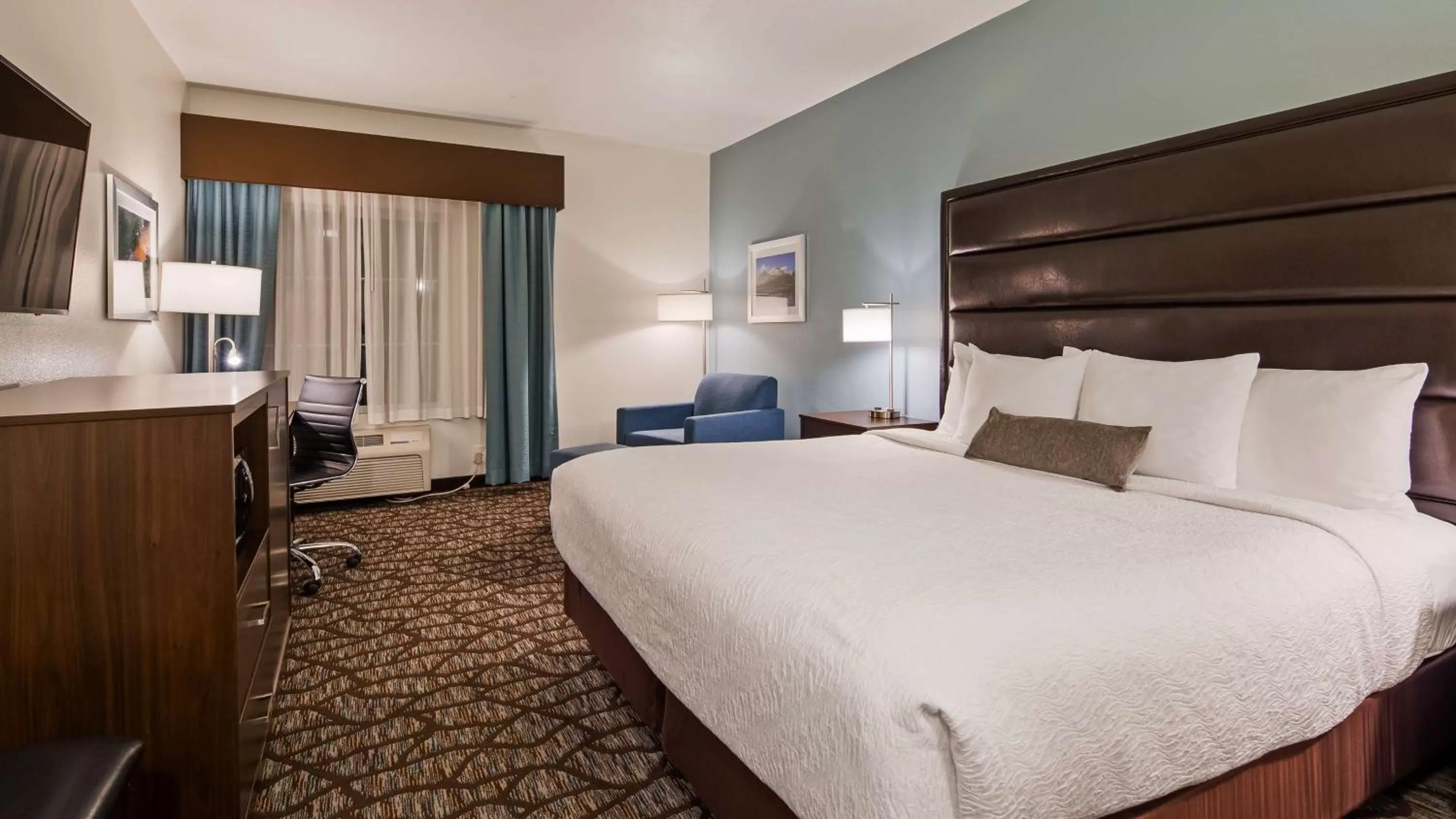 King Room with Mobility Accessible Roll-In Shower - Pet Friendly in Best Western Crater Lake Highway White City/Medford