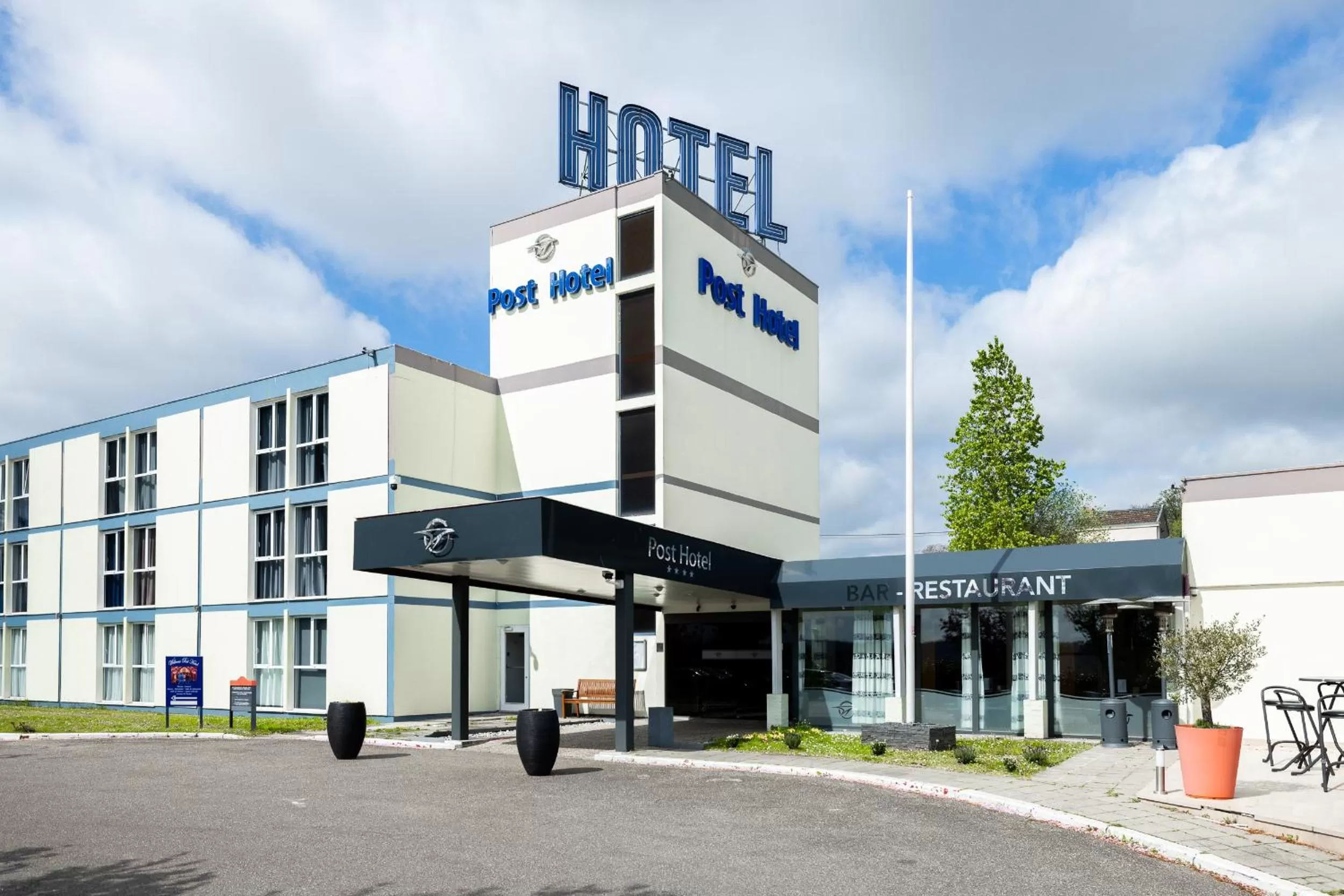 Facade/entrance in Globales Post Hotel & Wellness