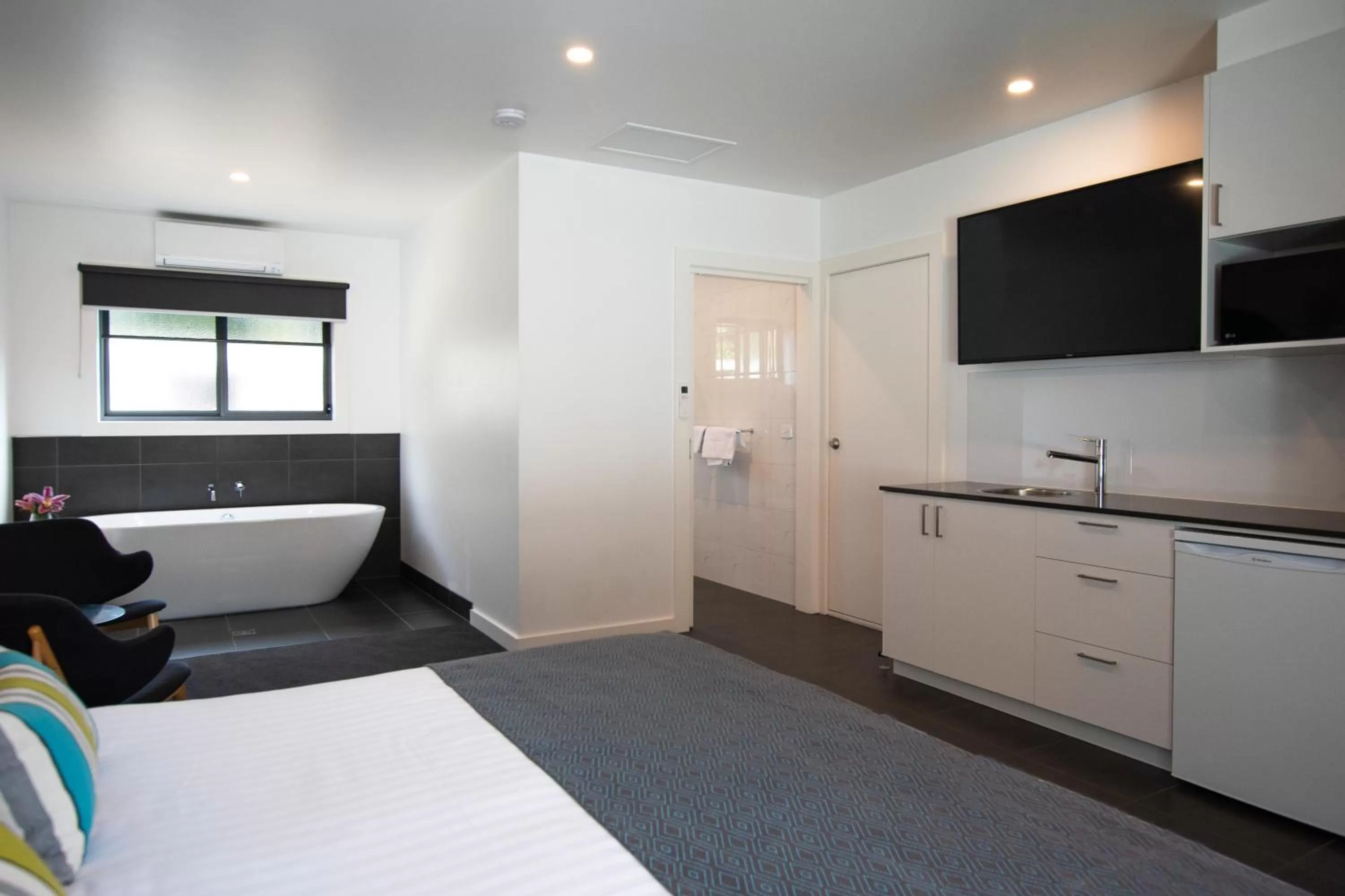 Photo of the whole room, Bed in Bright Colonial Motel