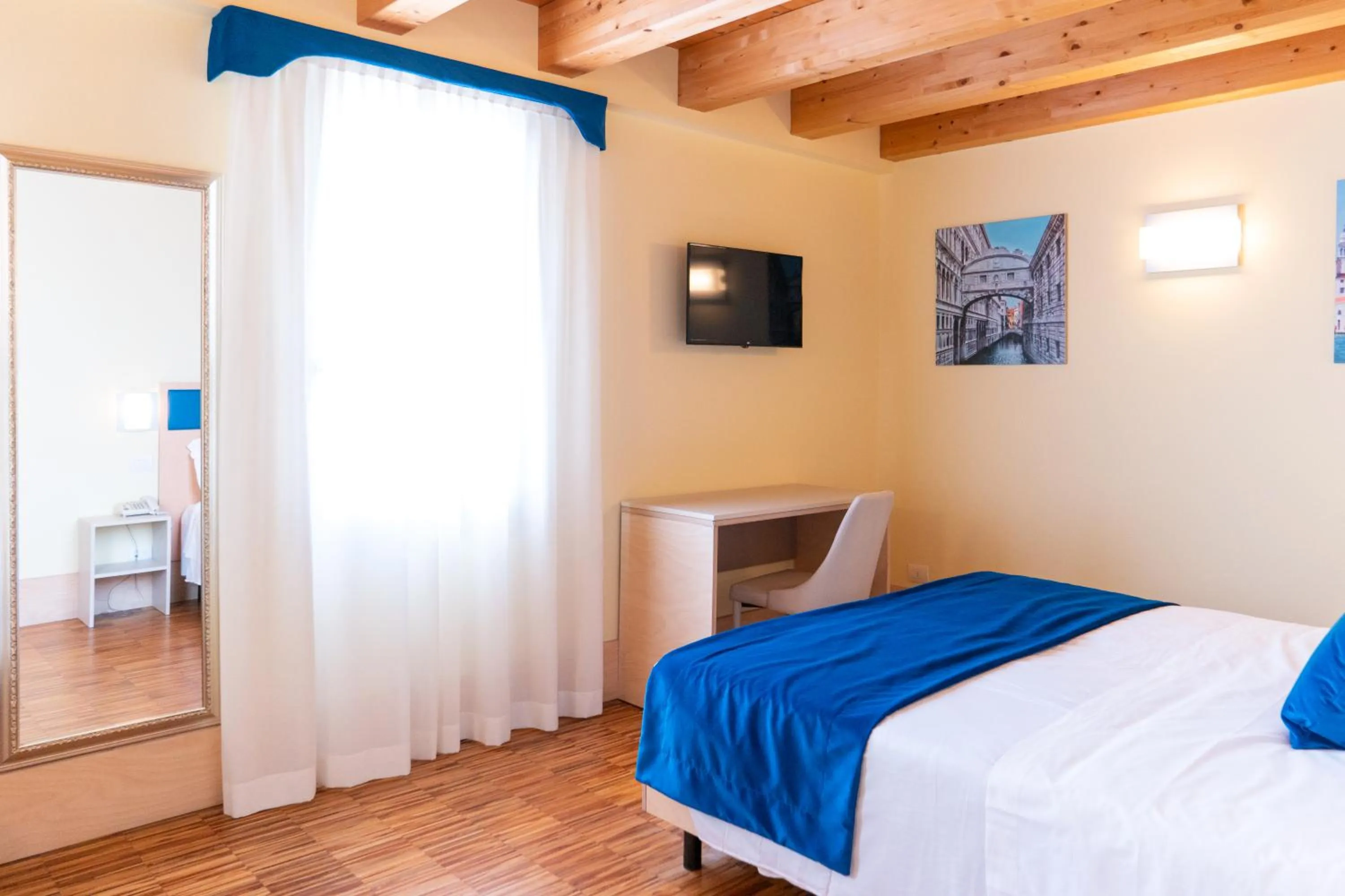 Bedroom, Bed in Hotel Autoespresso Venice - Atika & Atif