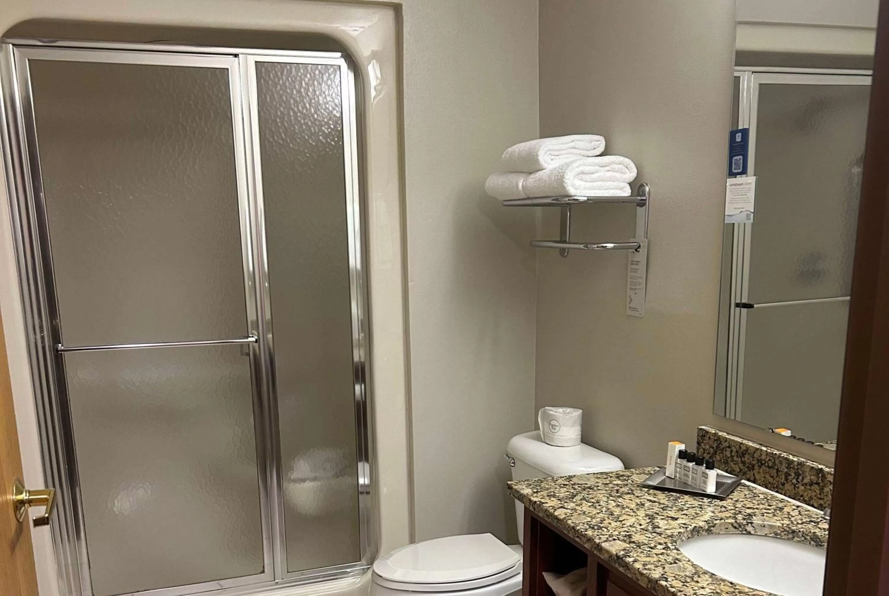 TV and multimedia in Wyndham Garden Madison Fitchburg