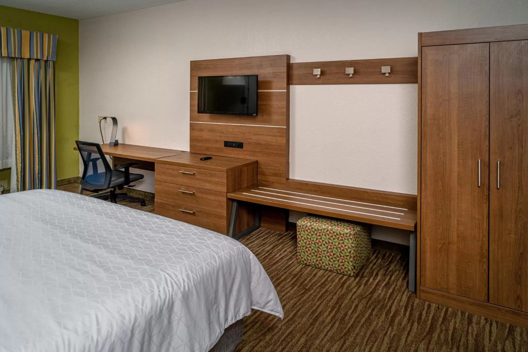Photo of the whole room, Bed in Holiday Inn Express and Suites Pikeville by IHG