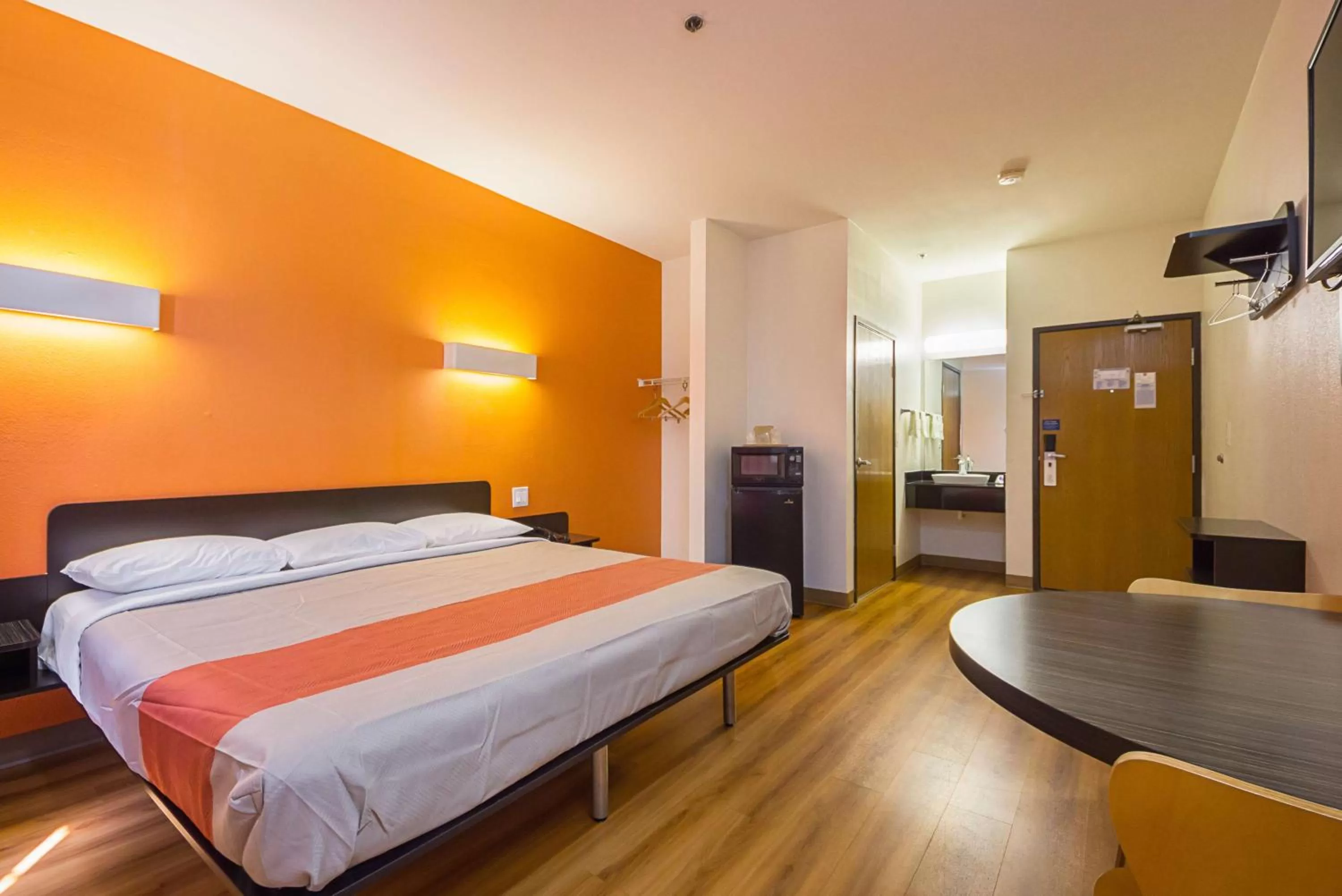 TV and multimedia, Bed in Motel 6 Dallas – Irving DFW Airport South