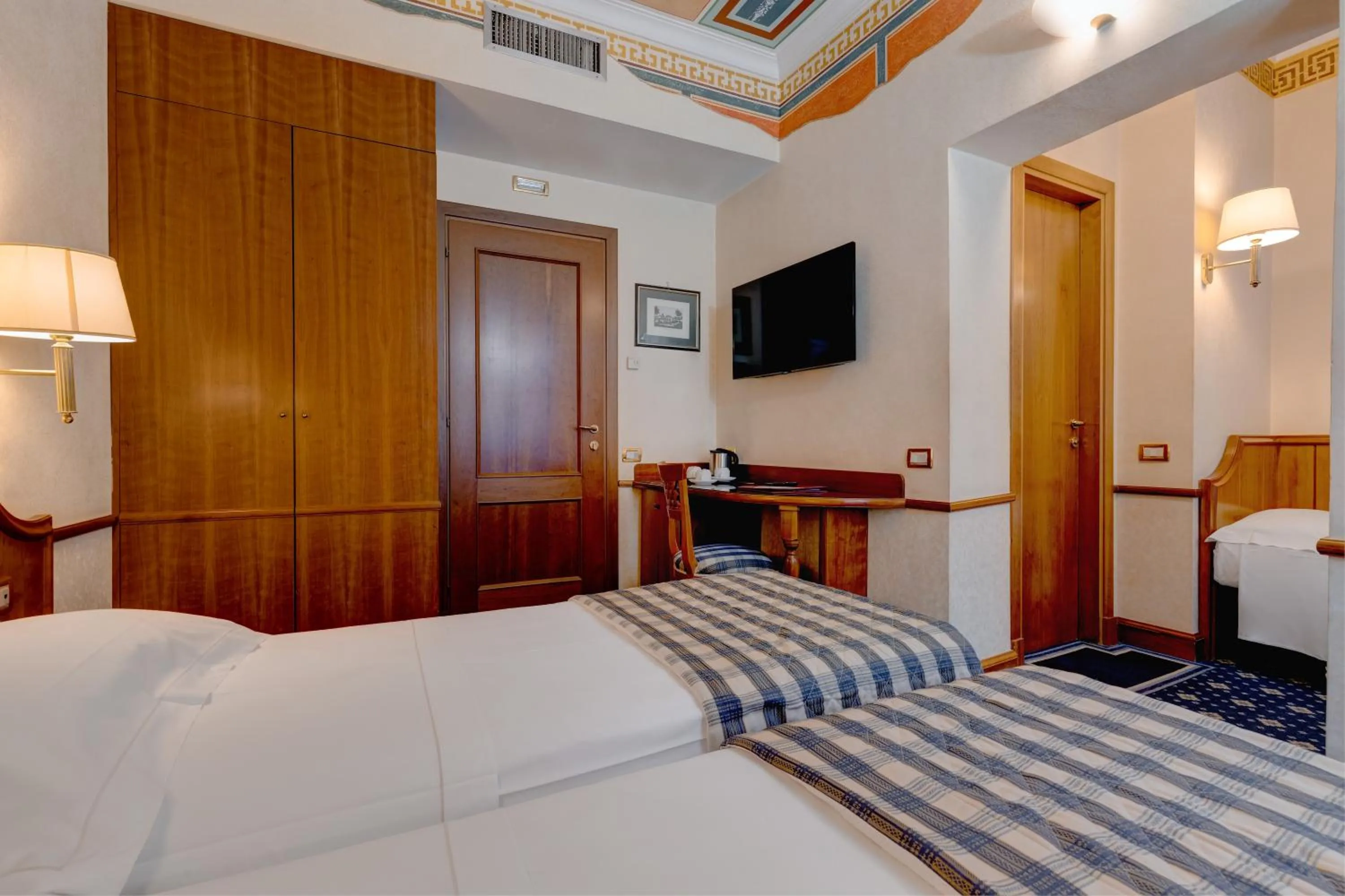 Photo of the whole room, Bed in Hotel Amalfi