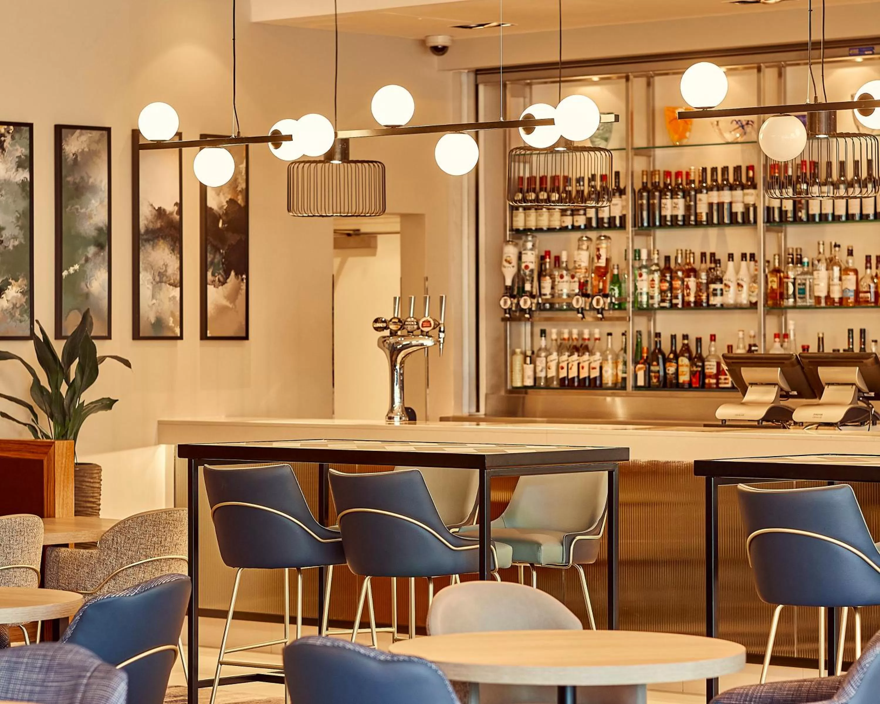 Lounge or bar in Crowne Plaza Reading