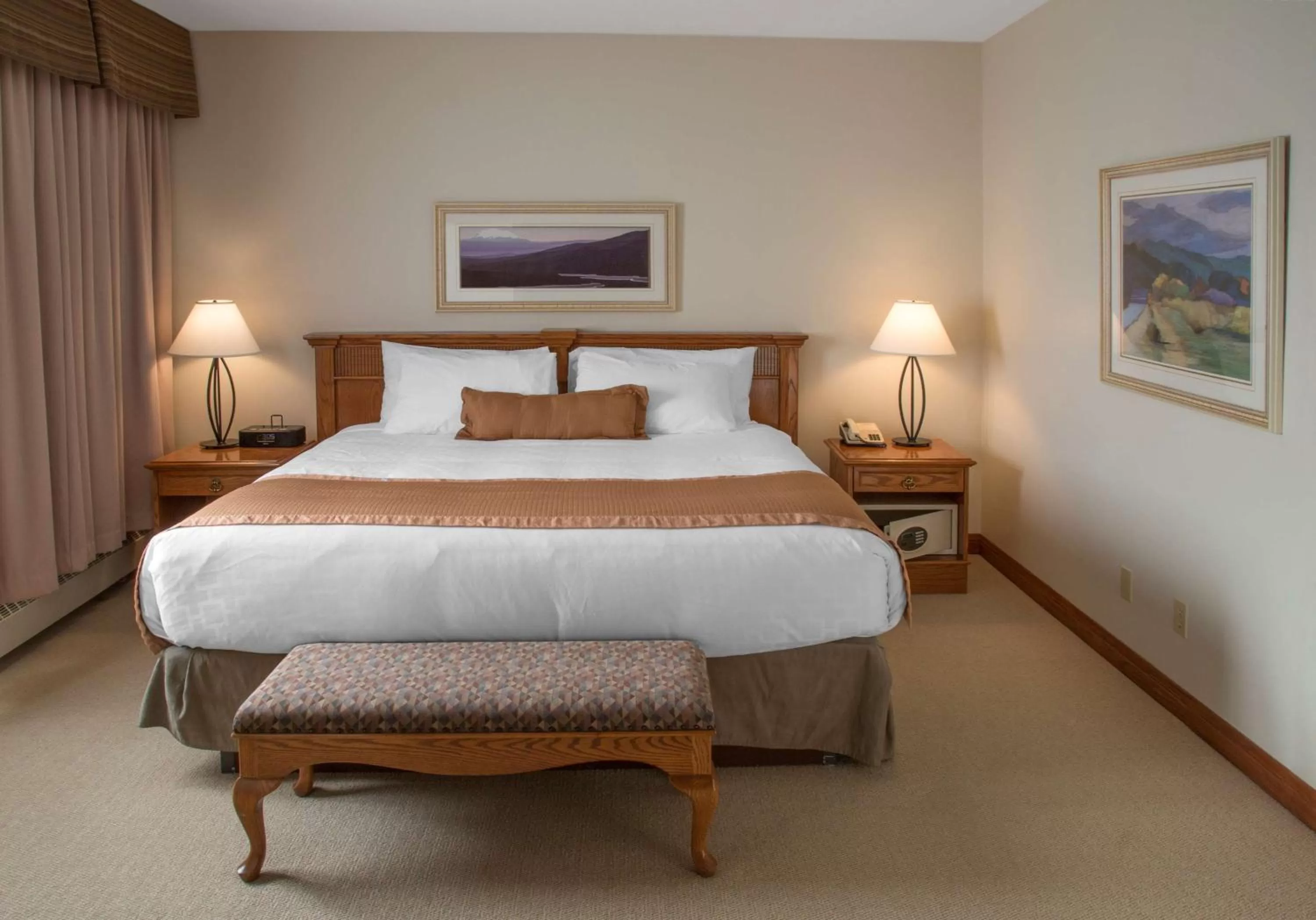 Photo of the whole room, Bed in Jasper Inn & Suites by INNhotels
