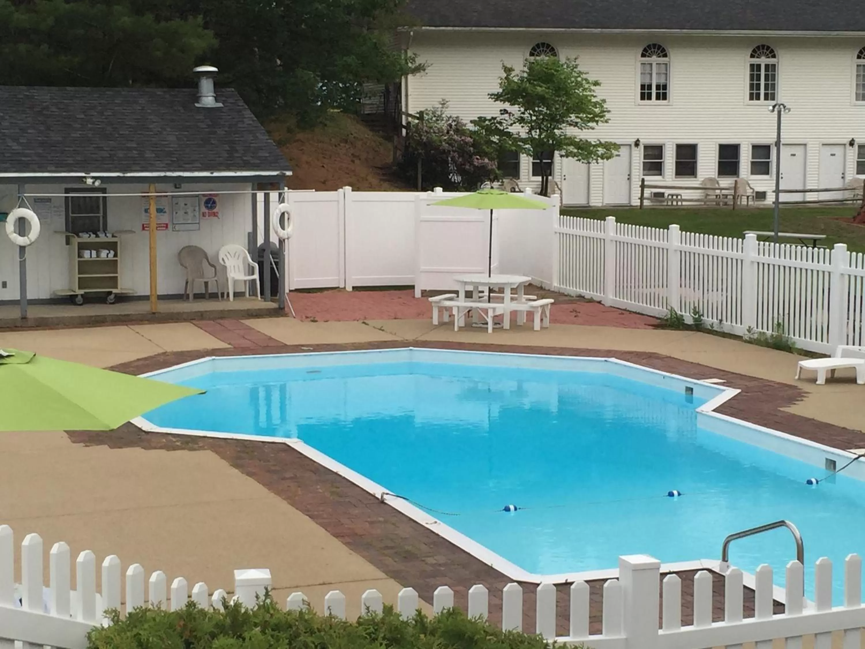 Swimming pool in Merrill Farm Inn