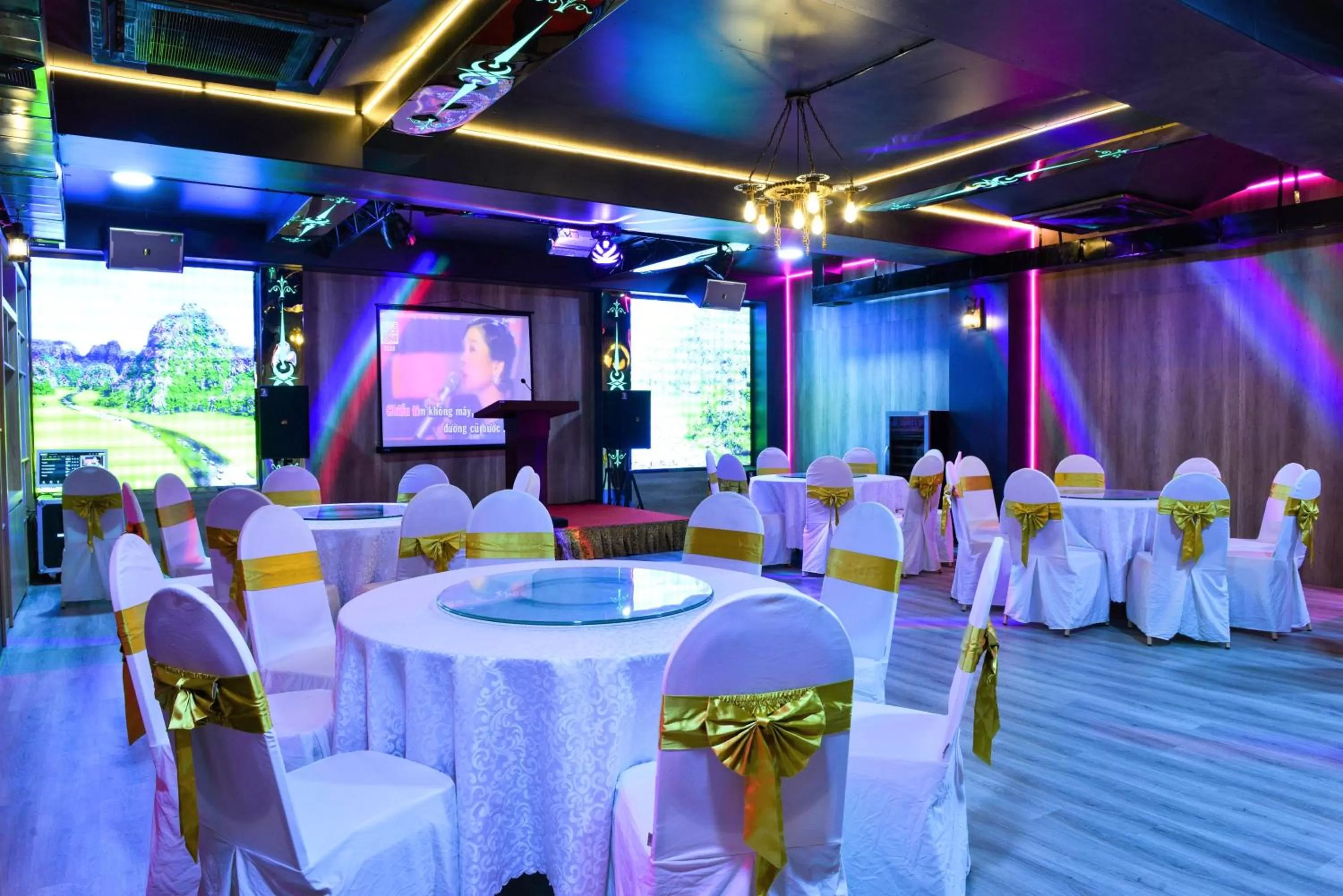 Restaurant/places to eat in Cozynibi Hotel