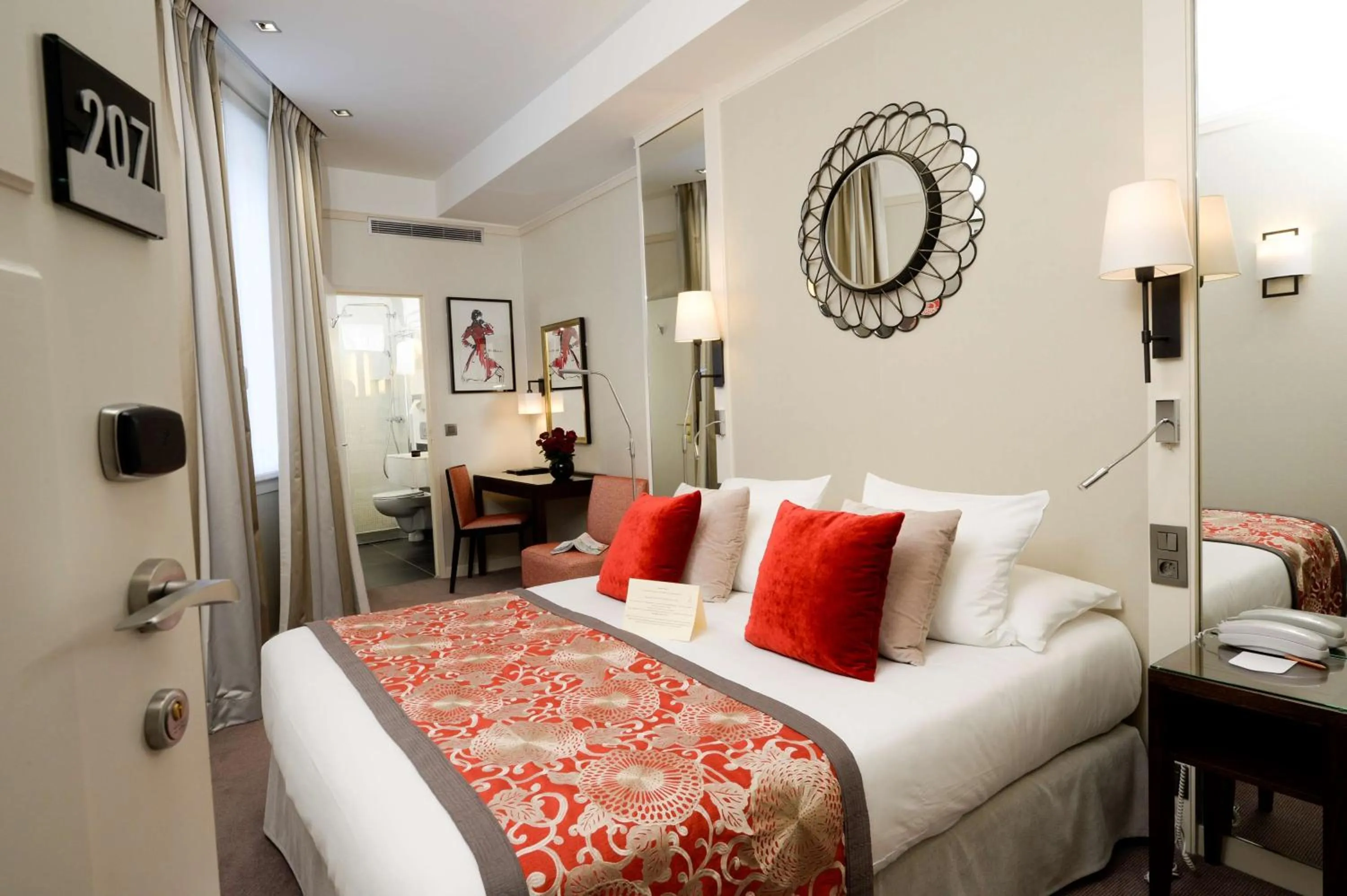 Photo of the whole room, Bed in Best Western Plus Hotel Sydney Opera