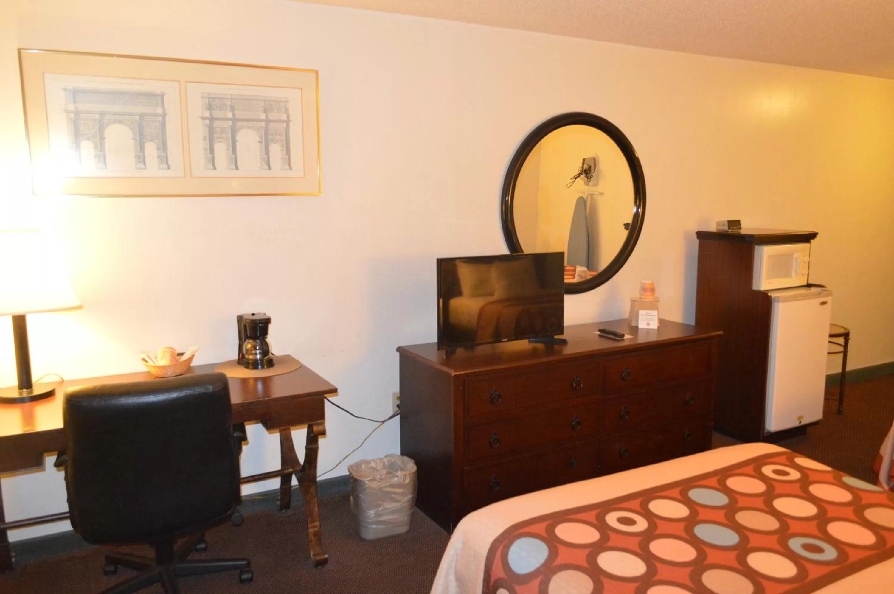 Bathroom, Bed in American Elite Inn