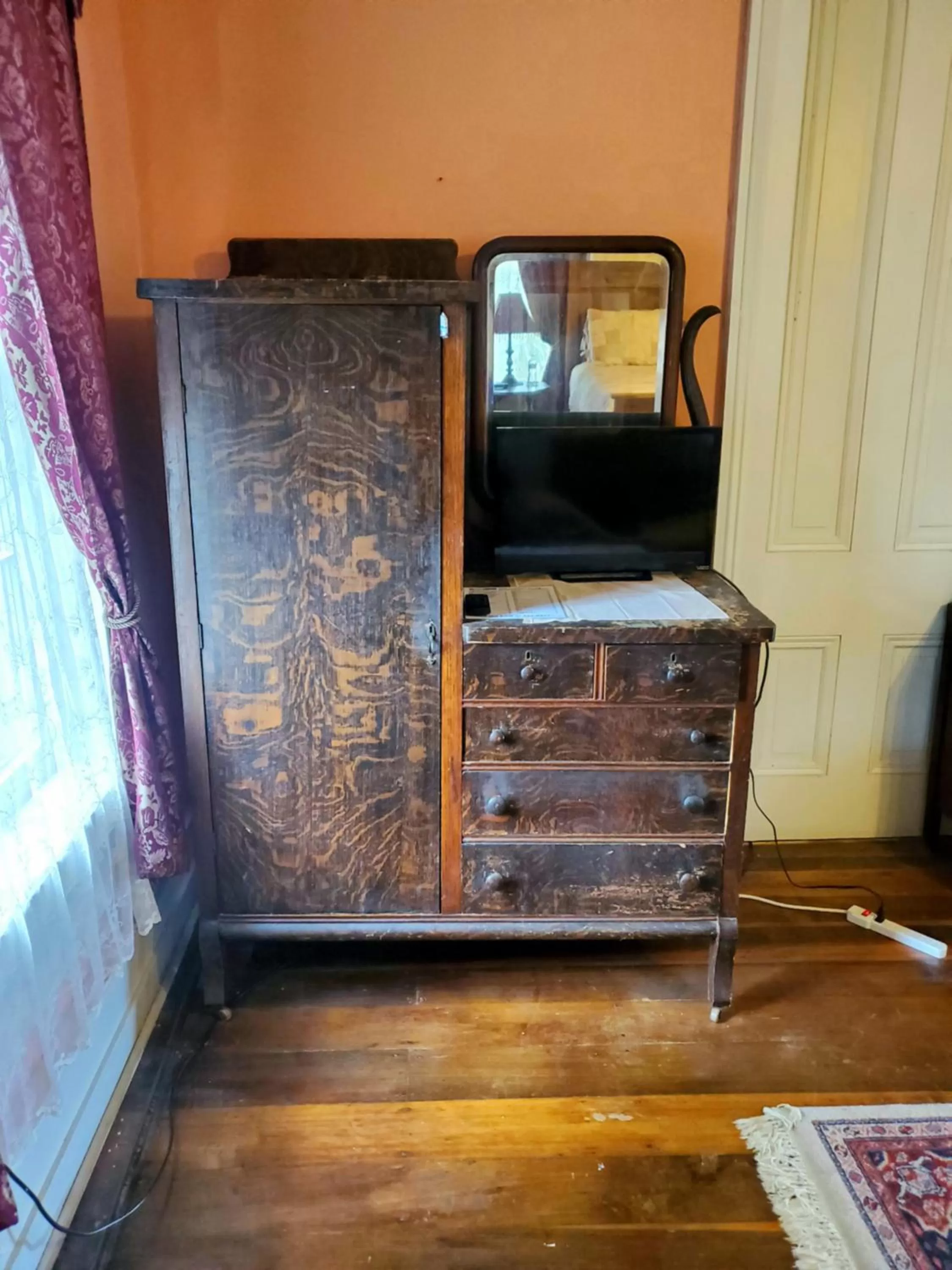 wardrobe, TV/Entertainment Center in Hall Place B&B