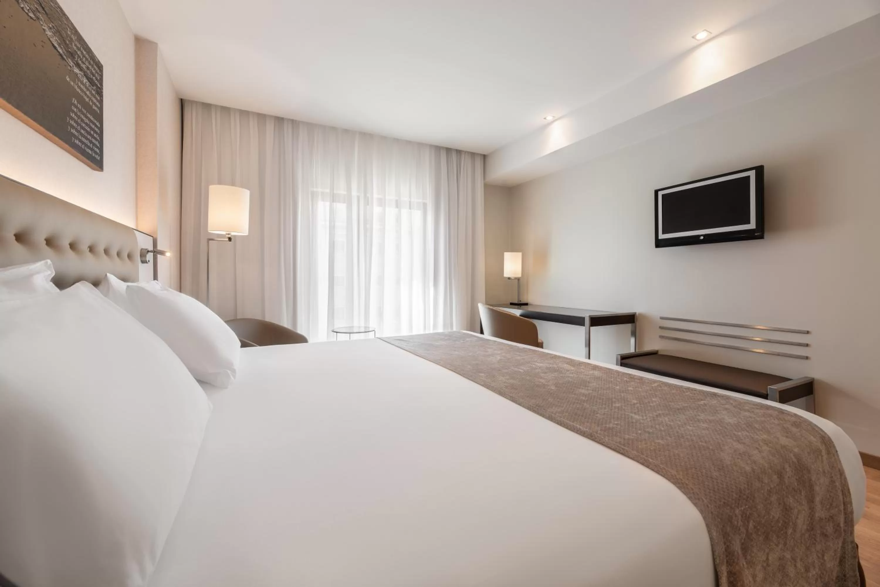 Communal lounge/ TV room, Bed in Eurostars Das Letras