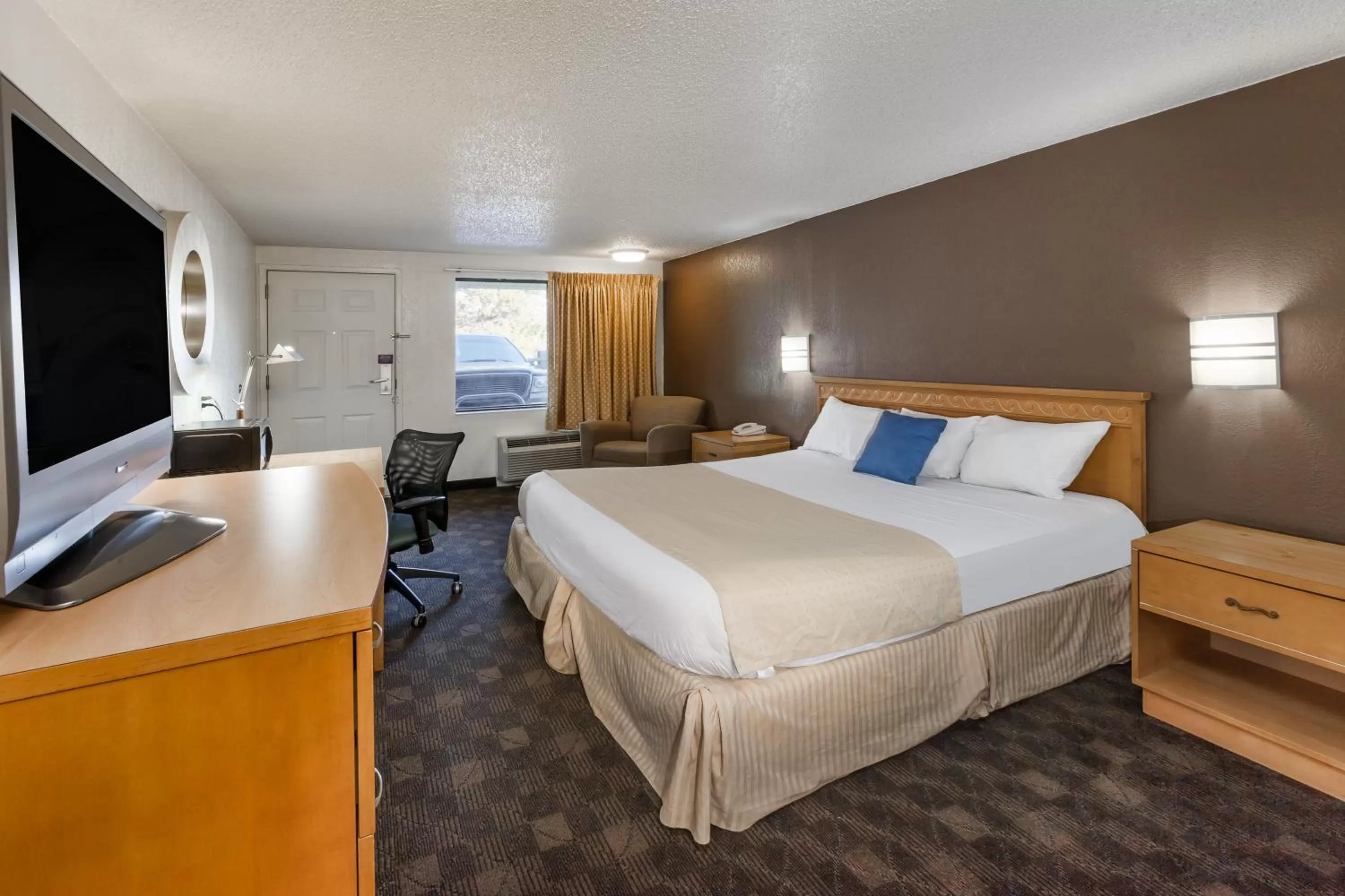 Photo of the whole room, Bed in Knights Inn Flint