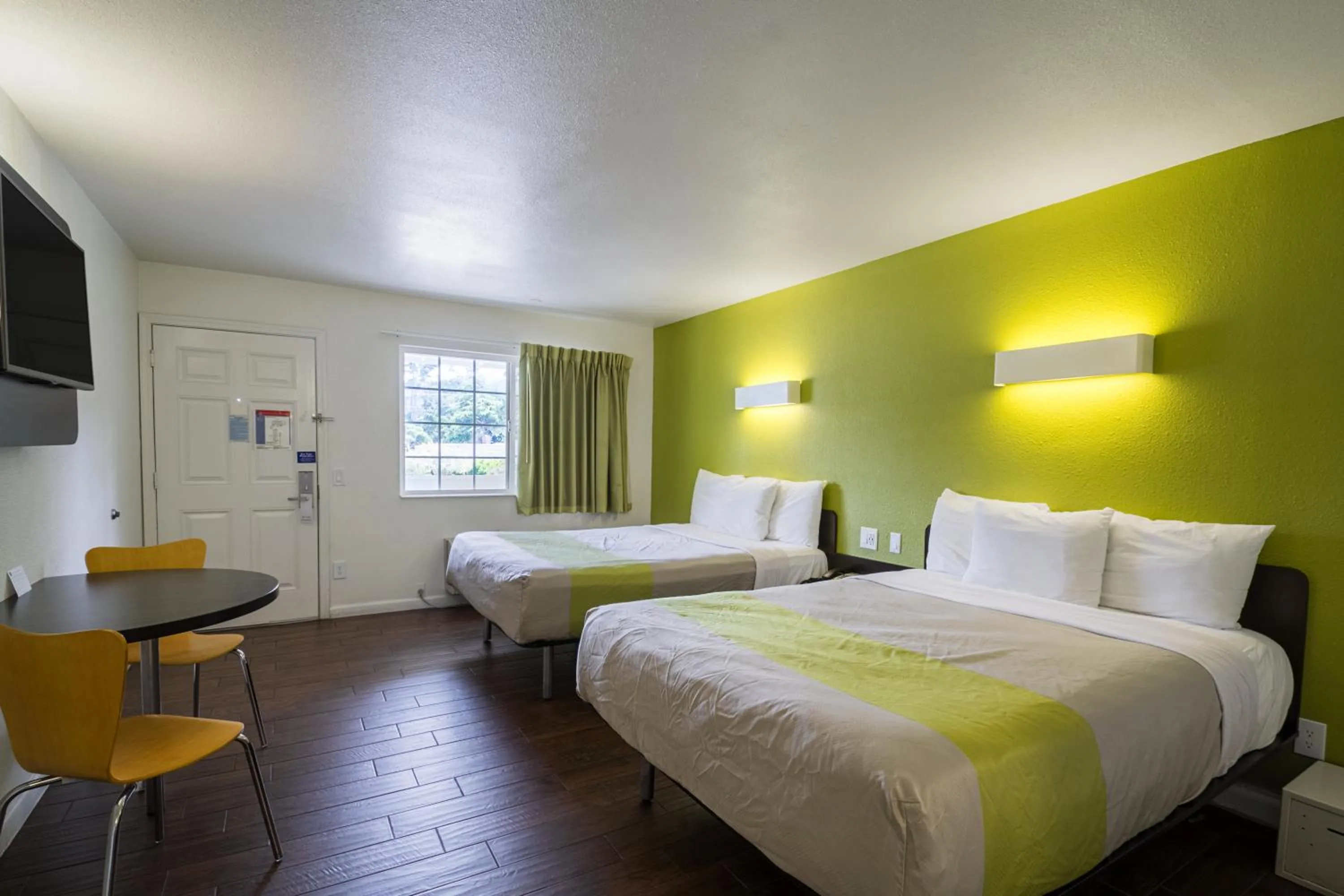 TV and multimedia, Bed in Motel 6 - Downtown Monterey