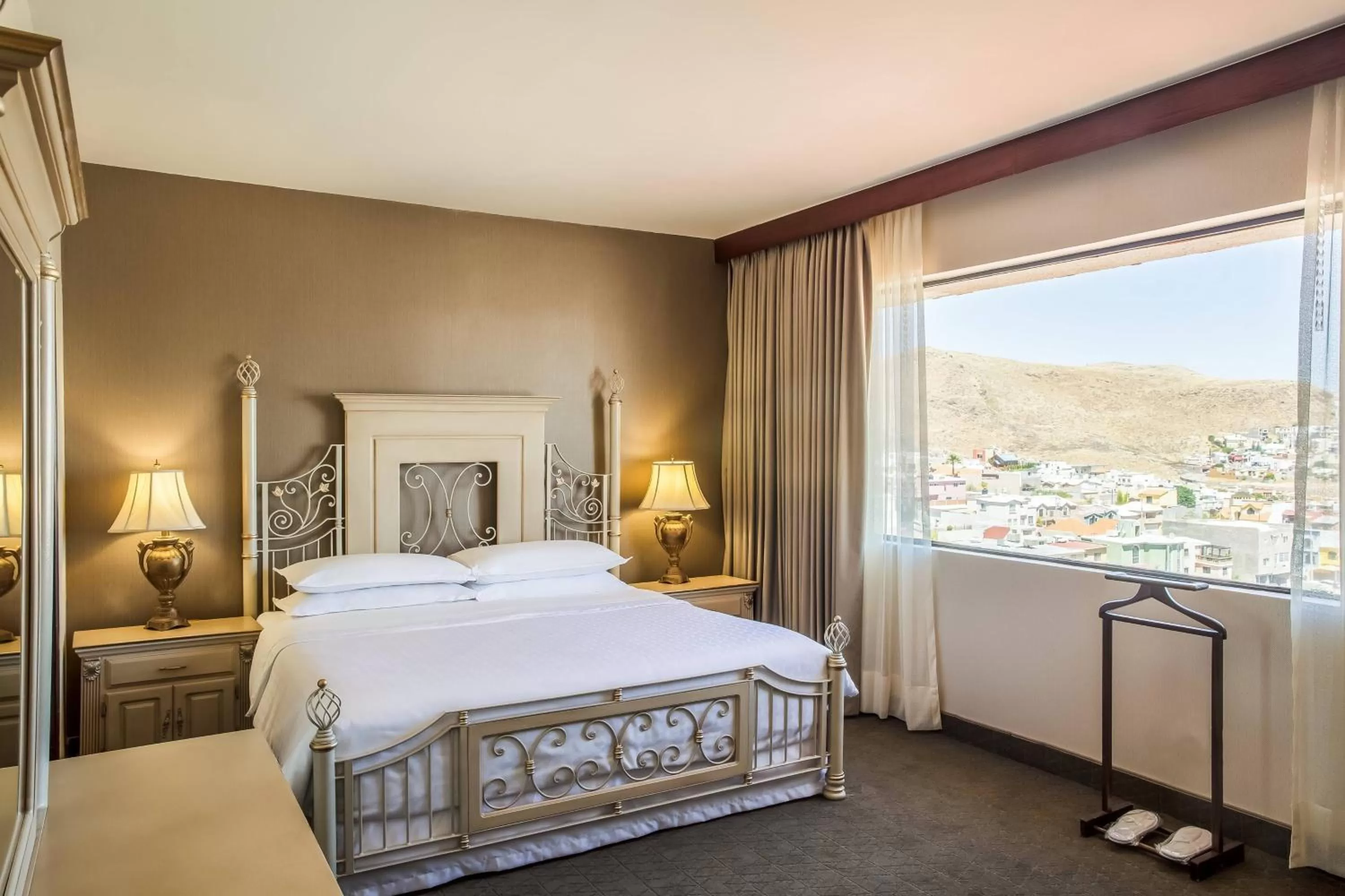 Photo of the whole room, Bed in Sheraton Chihuahua Soberano