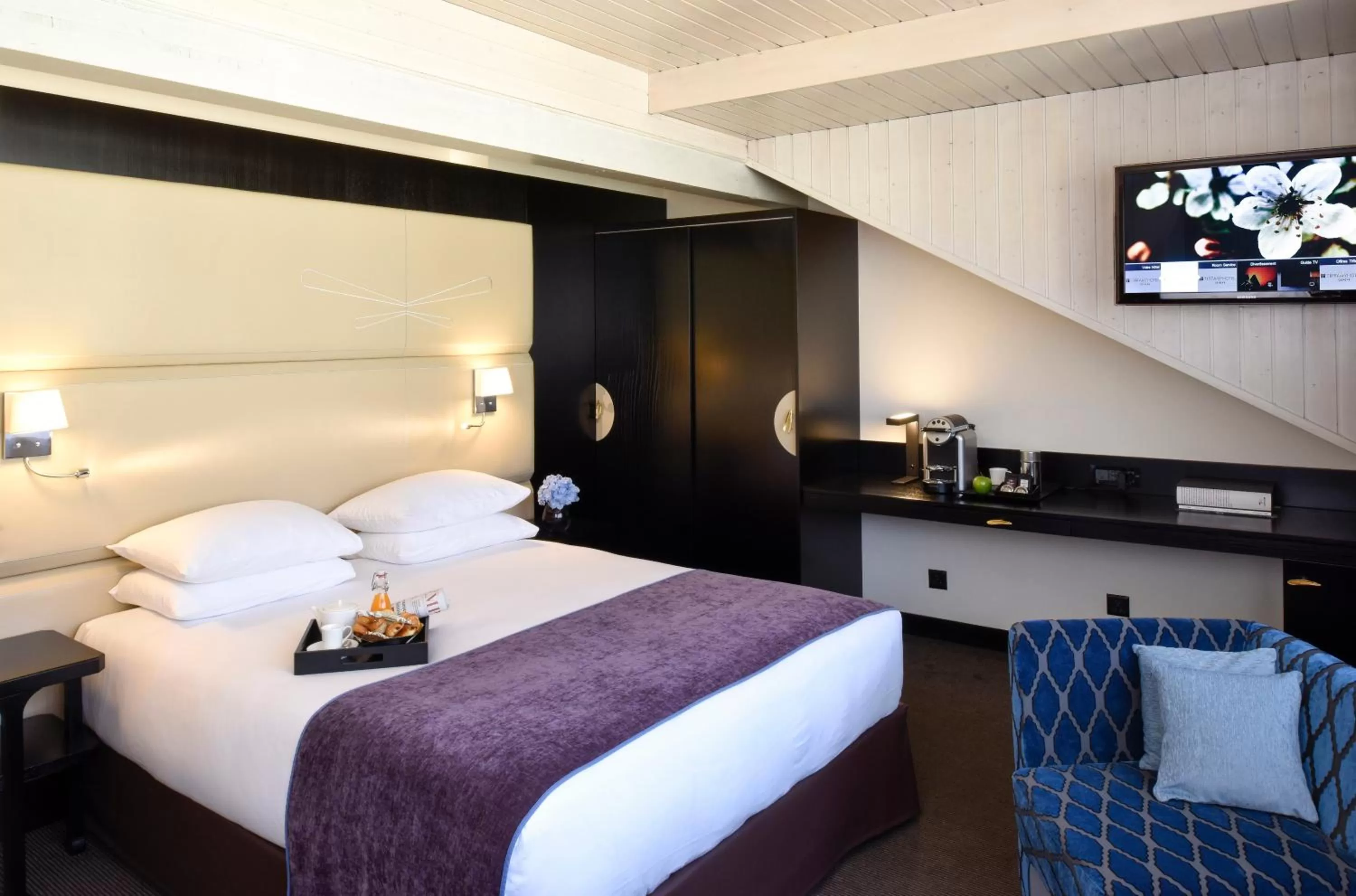 Bed in Hôtel Tiffany by Fassbind