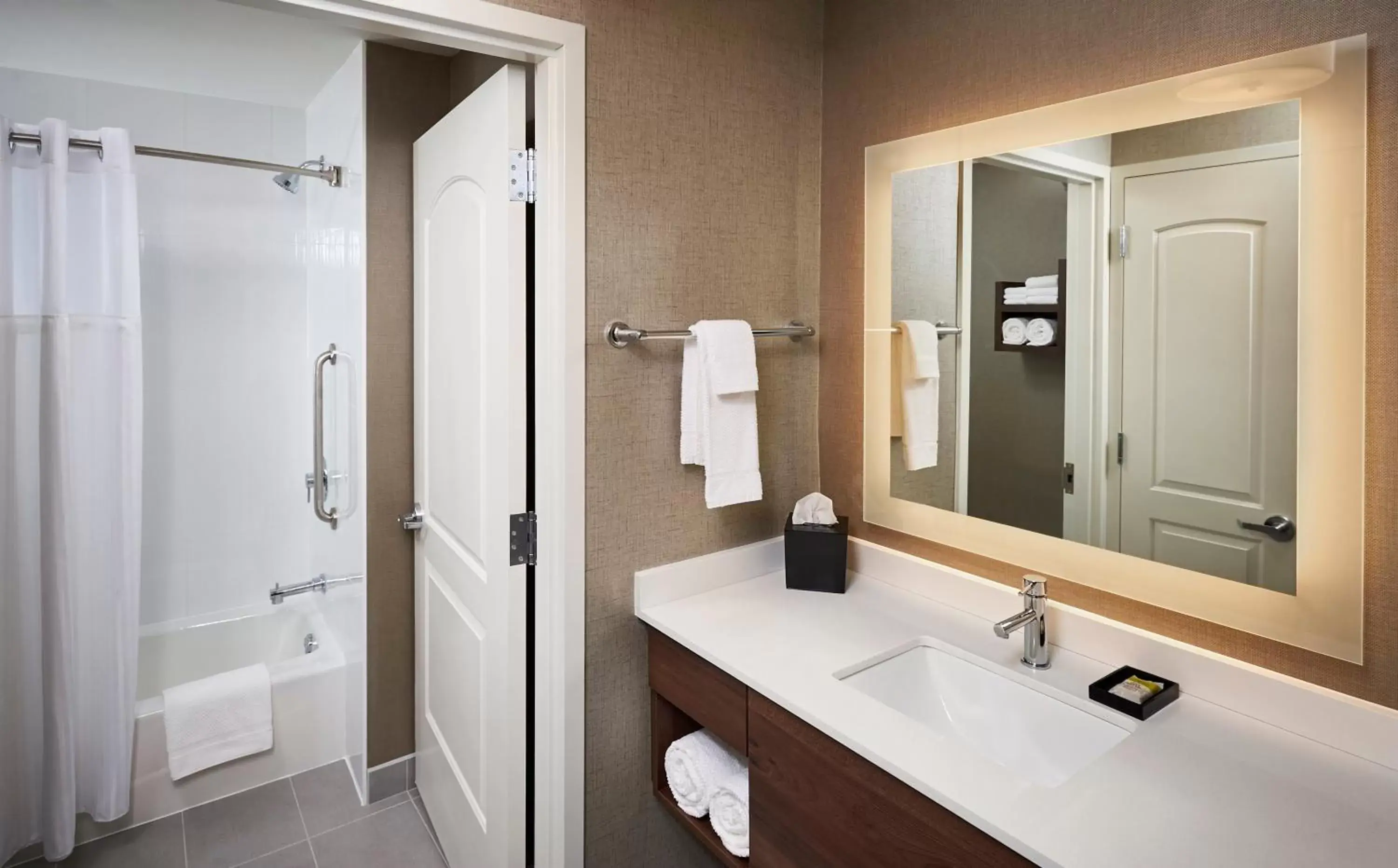 Queen Studio Suite with Bath Tub - Mobility Accessible - Non-Smoking in Staybridge Suites Niagara-On-The-Lake by IHG Queen Studio Suite with Bath Tub - Mobility Accessible - Non-Smoking in Staybridge Suites Niagara-On-The-Lake by IHG