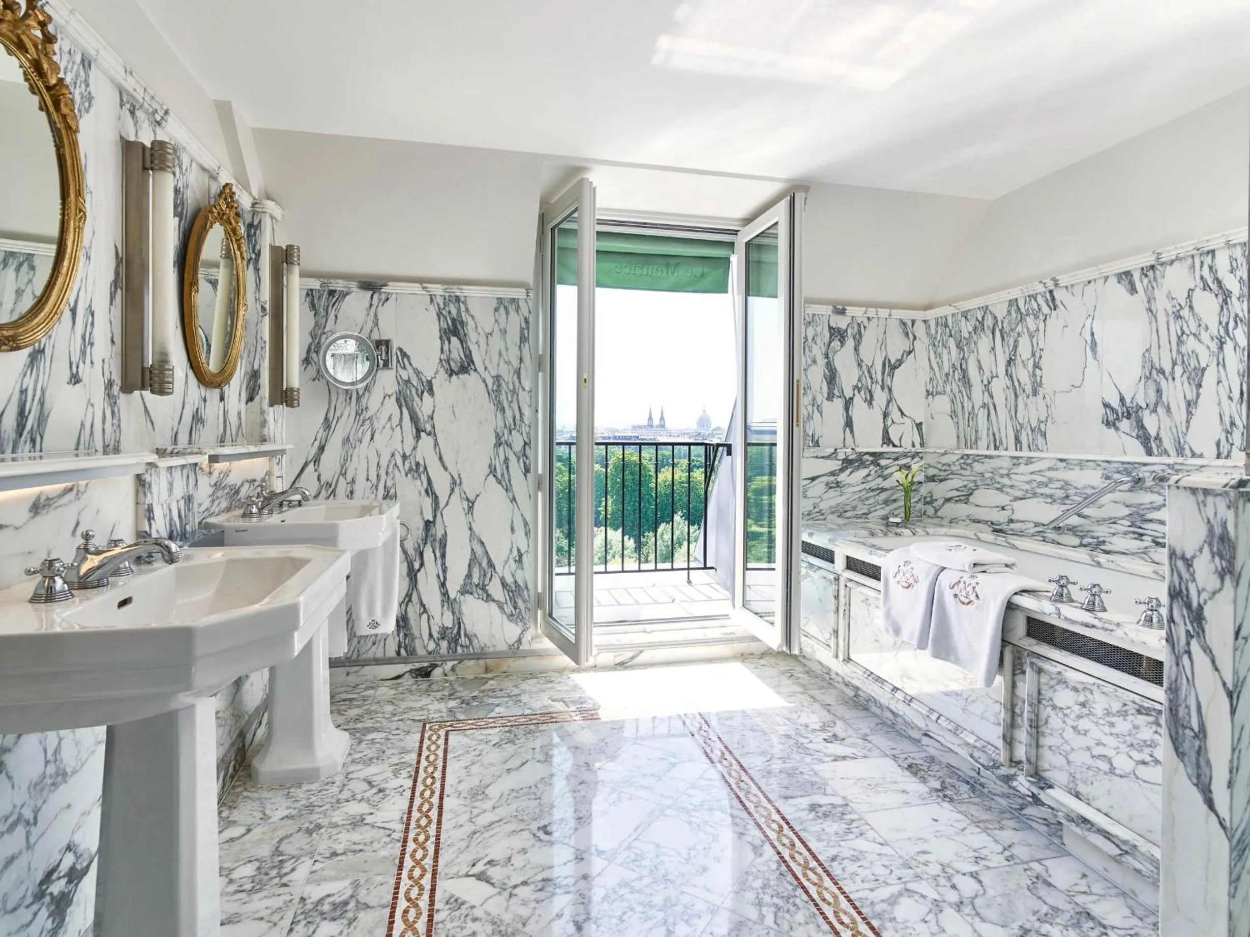 Bathroom in Le Meurice – Dorchester Collection