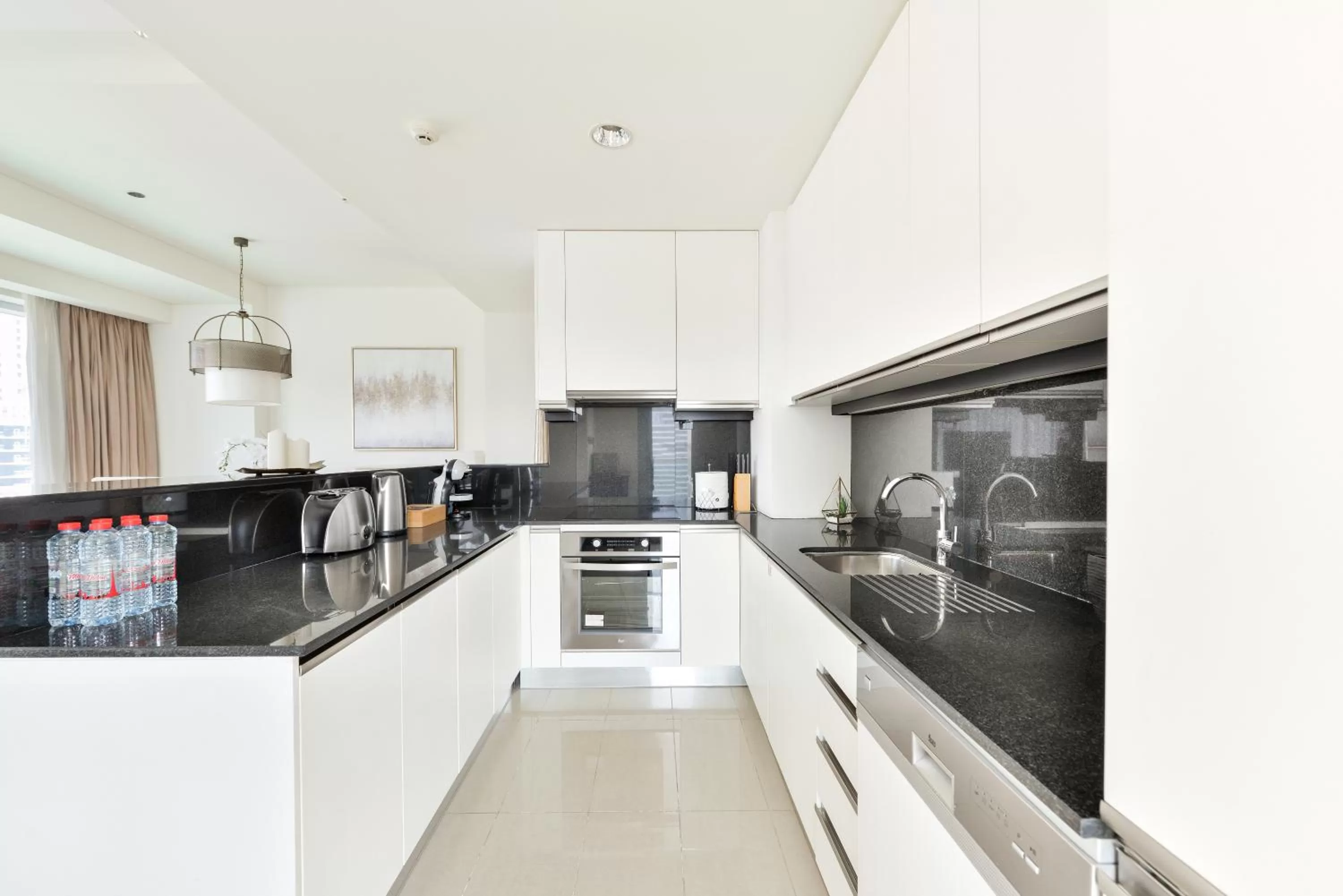 Kitchen or kitchenette in Emaar Residences Dubai Marina by Qstay - formerly Address Dubai Marina