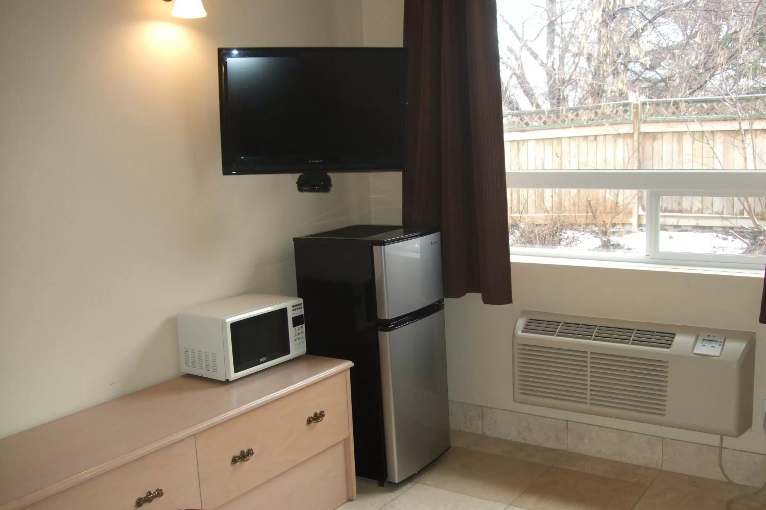 Photo of the whole room, TV/Entertainment Center in Trailside Inn