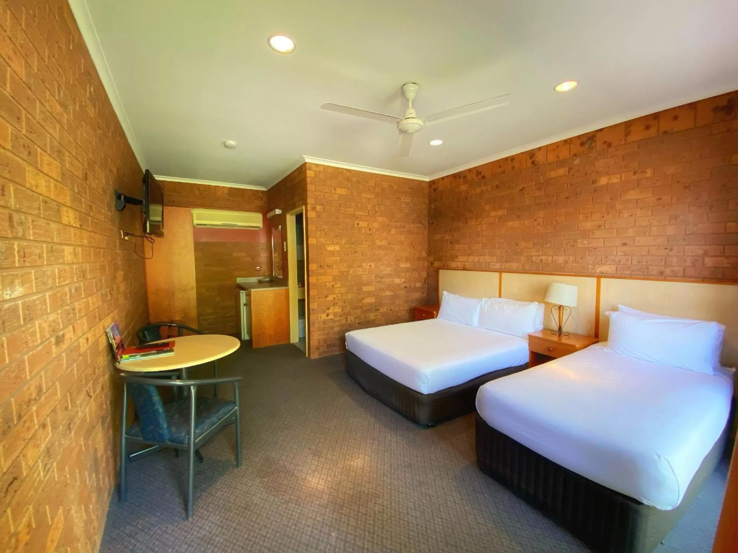 Bedroom, Bed in Knotts Crossing Resort