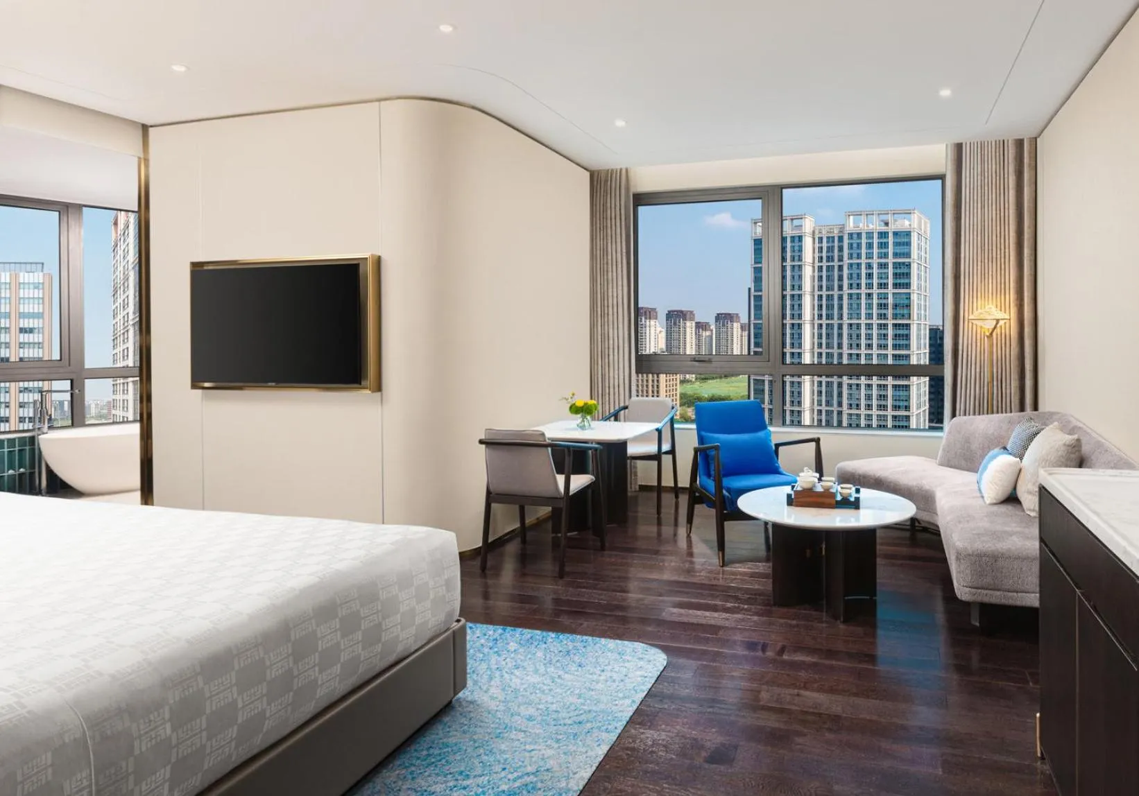 Photo of the whole room, Bed in HUALUXE Shanghai Changfeng Park by IHG