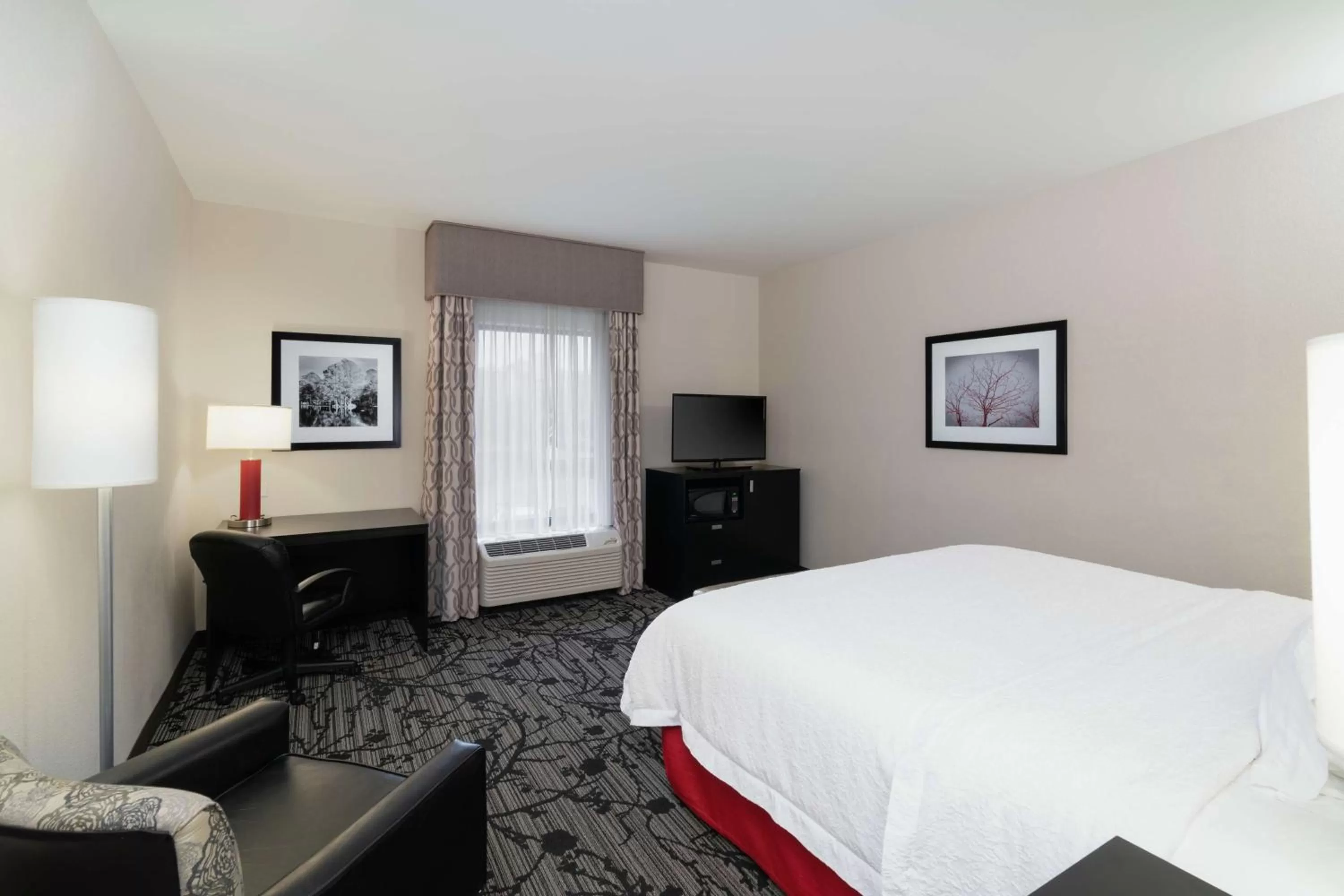 Bedroom, Bed in Hampton Inn and Suites Roanoke Airport/Valley View Mall