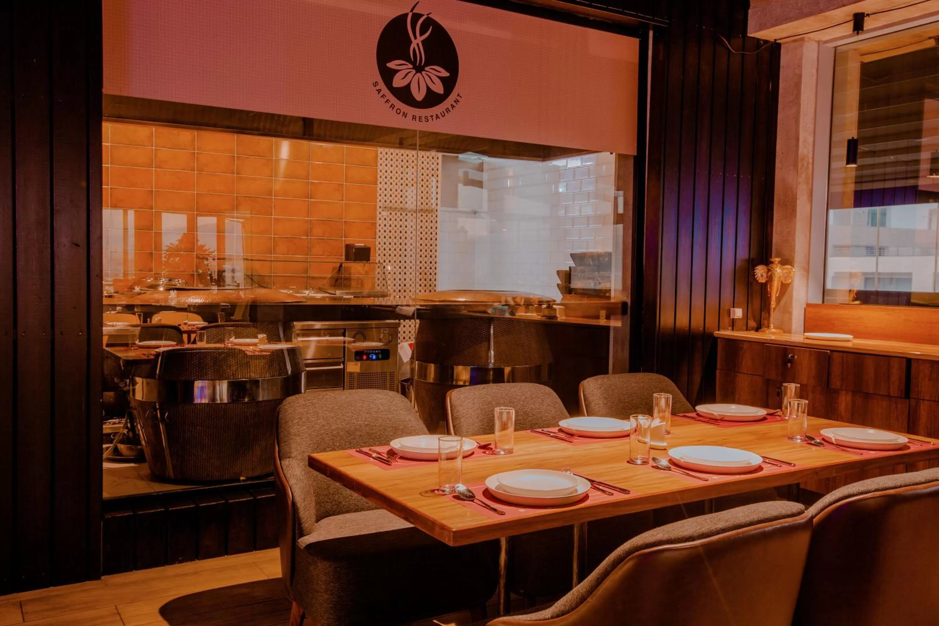 Restaurant/places to eat in Golden Palace Hotel