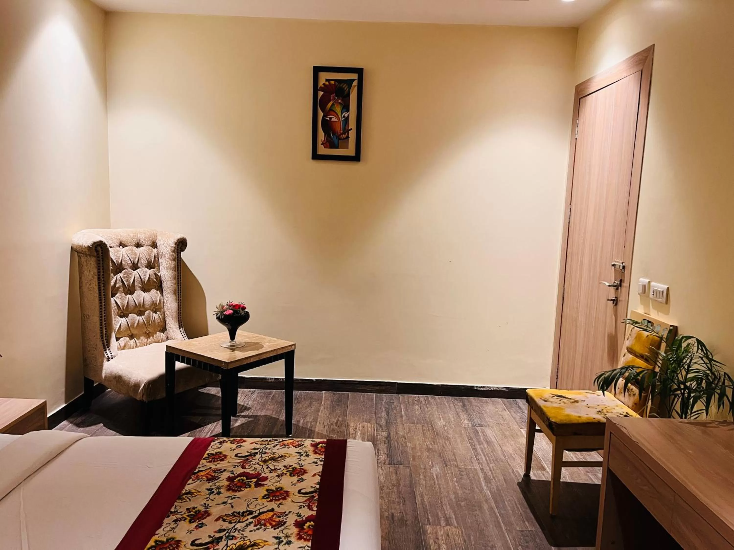 Seating area, Bed in Hotel Banz near Delhi Airport