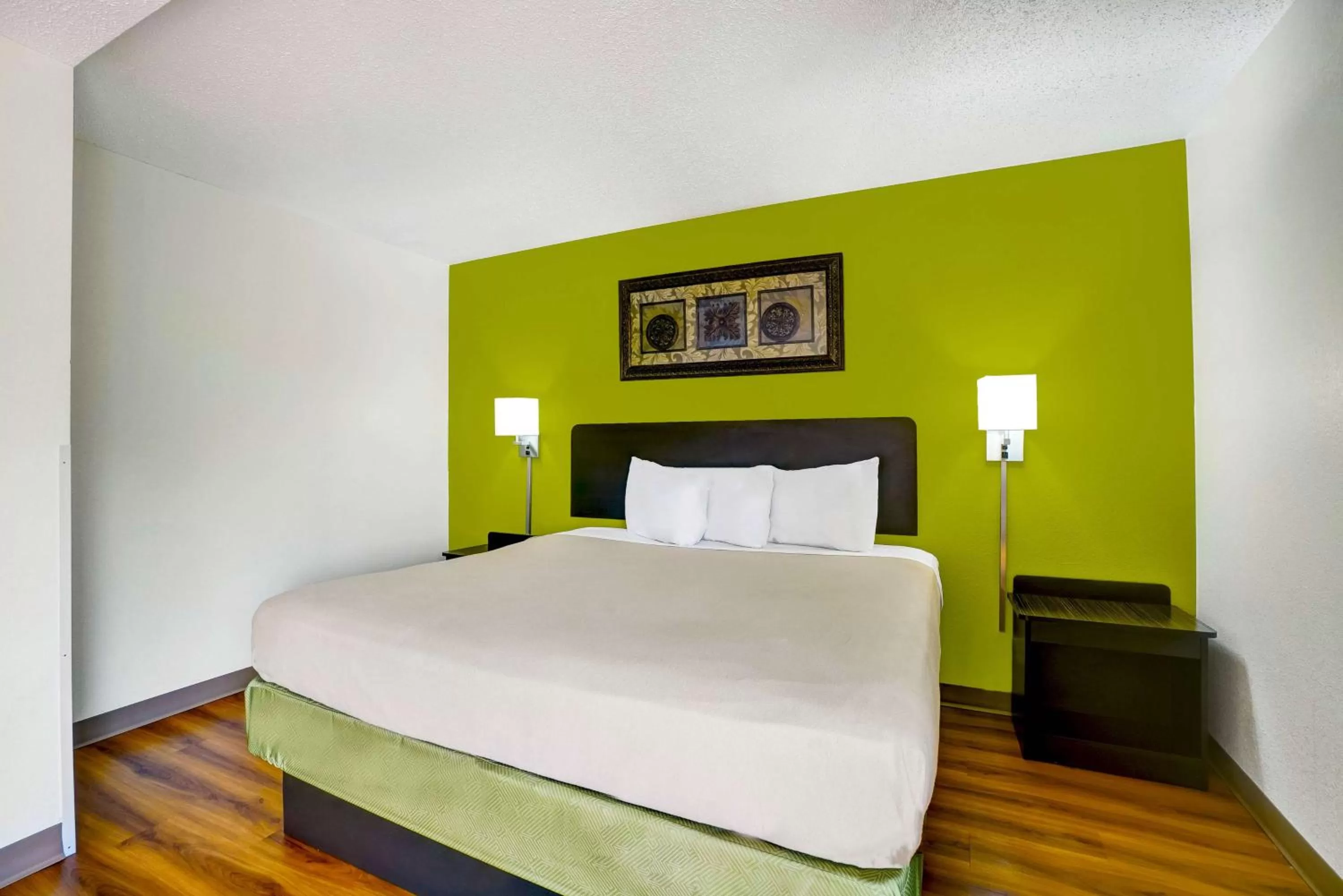 Photo of the whole room, Bed in Motel 6-Lawrenceville, NJ