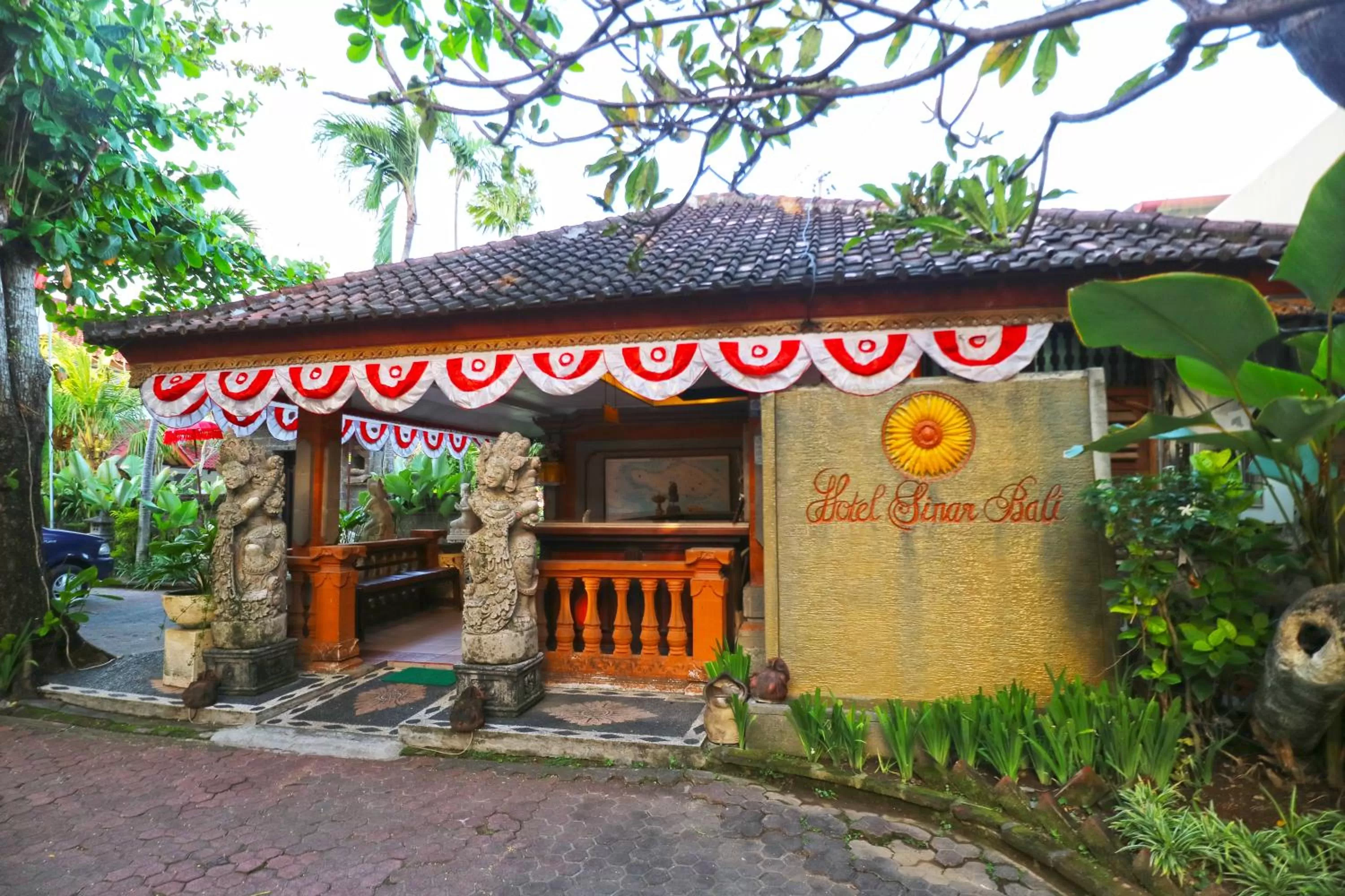Facade/entrance in Hotel Sinar Bali Legian