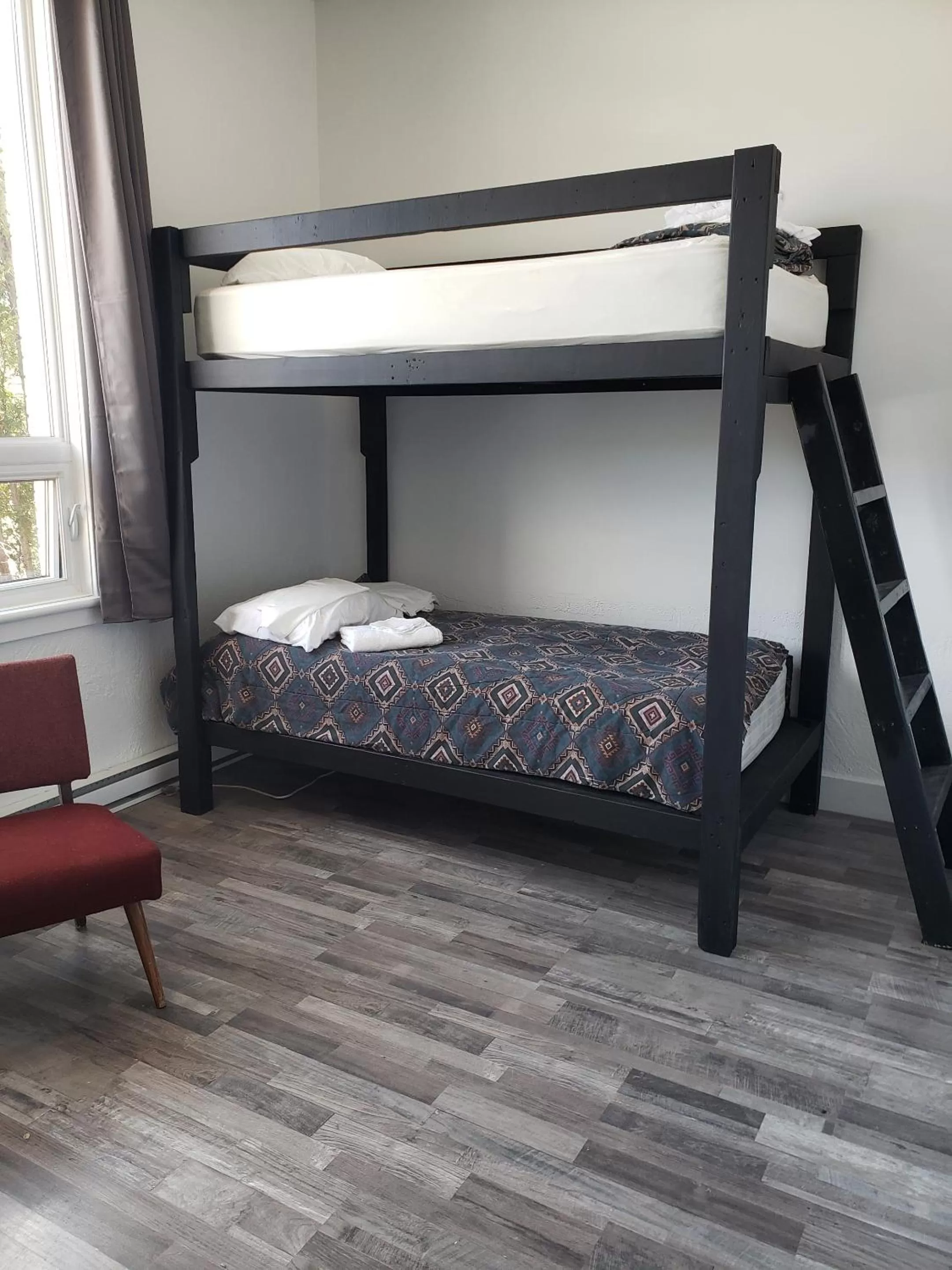 single bed in dormitory in Auberge La Petite École de Forillon