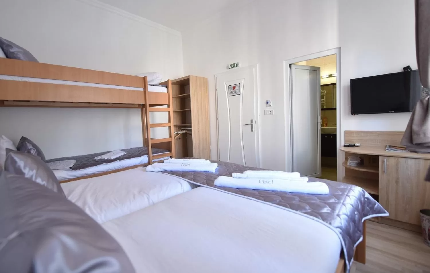 Villa Nina Hotel & Lounge bar