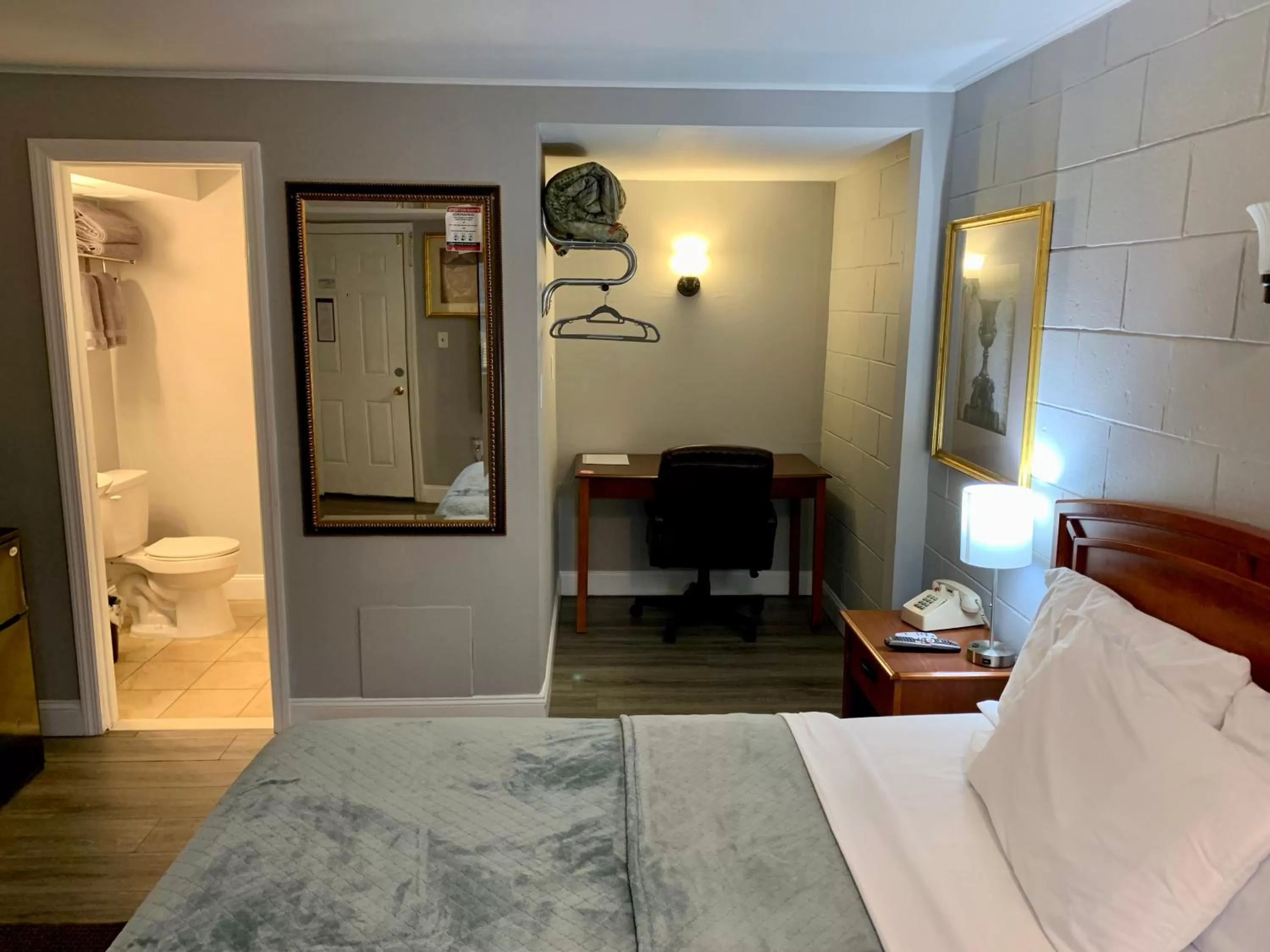 Bed in Hill Top Motel