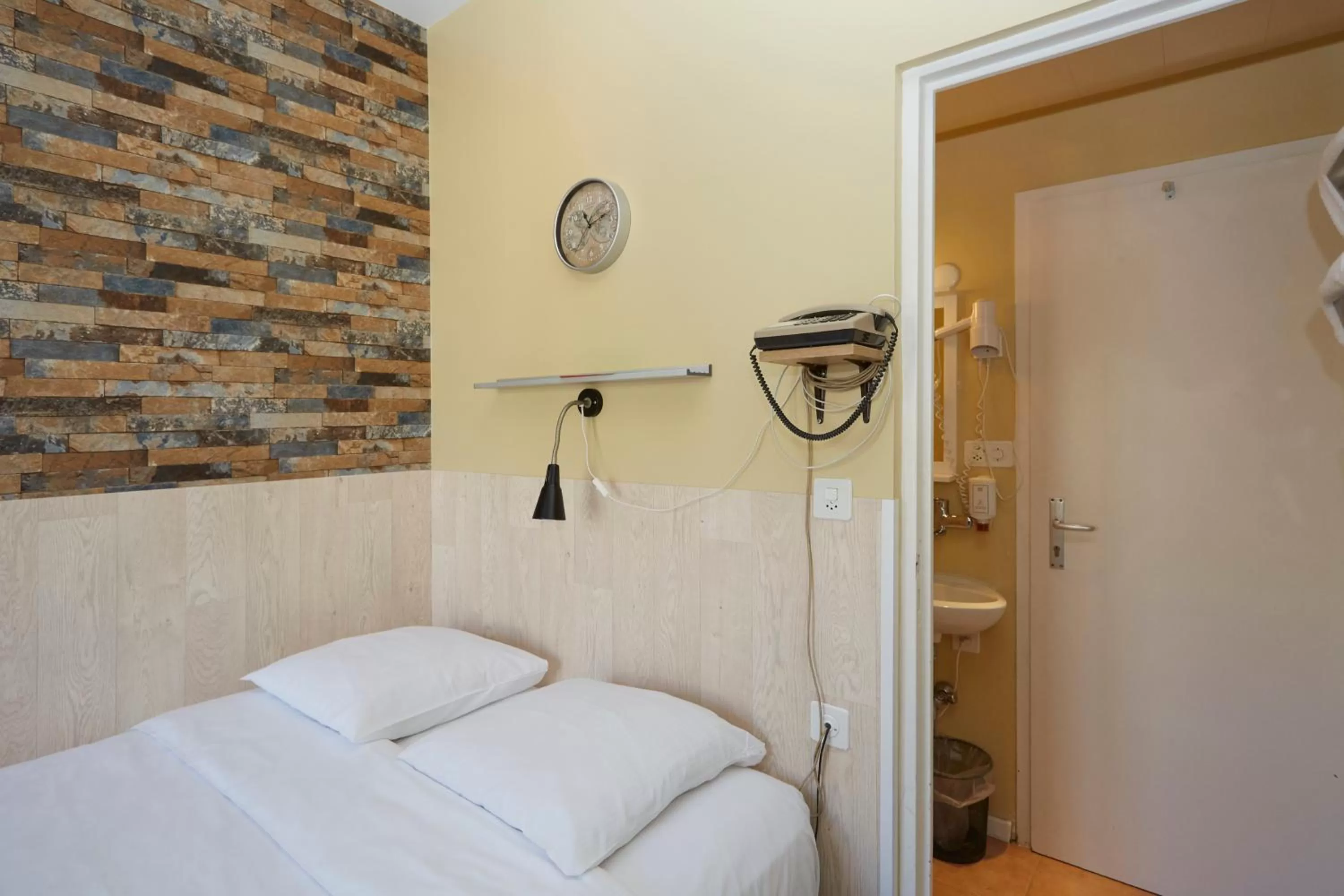 Bathroom, Bed in Hotel Central