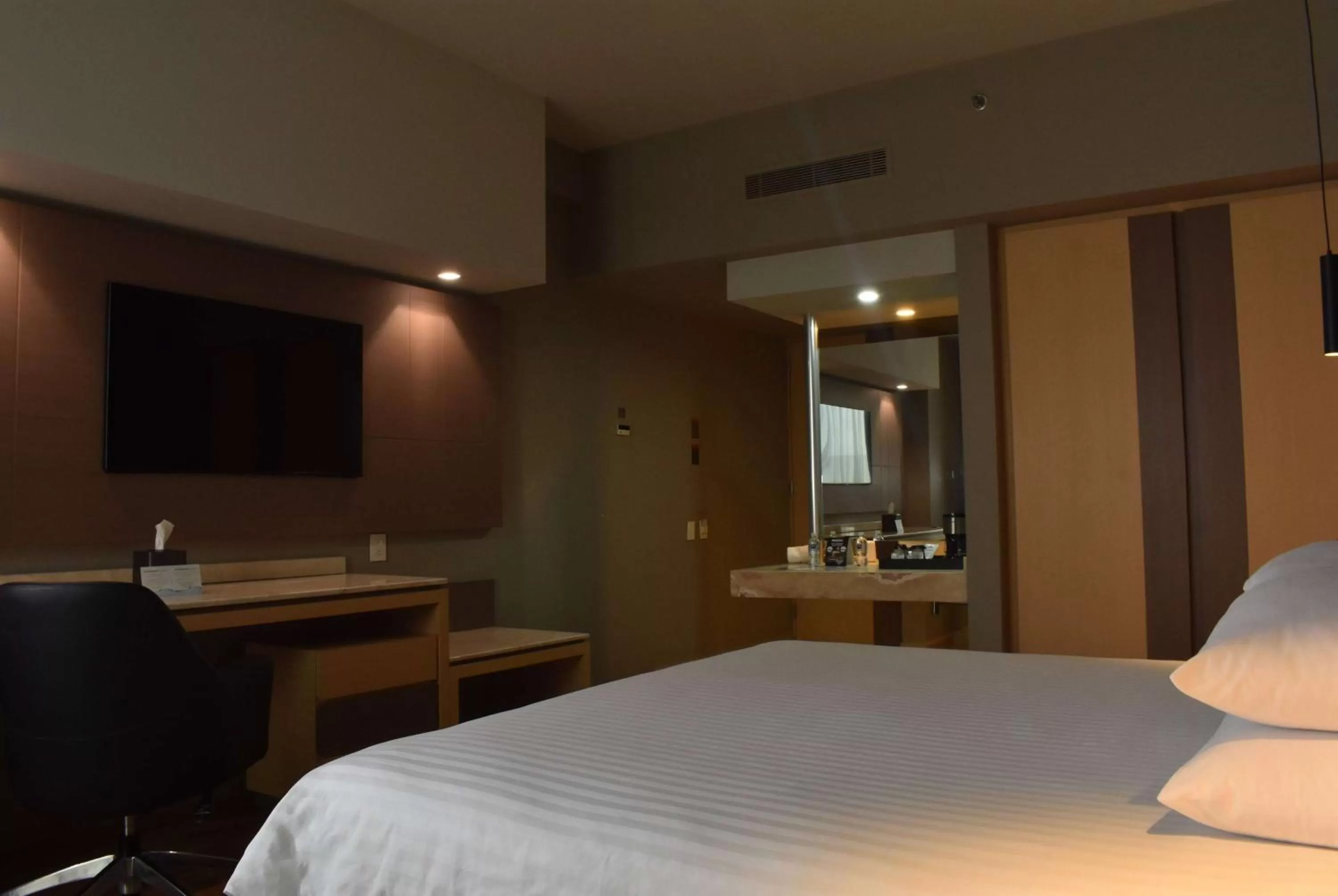 Photo of the whole room, Bed in Ramada by Wyndham Mexico City Santa Fe