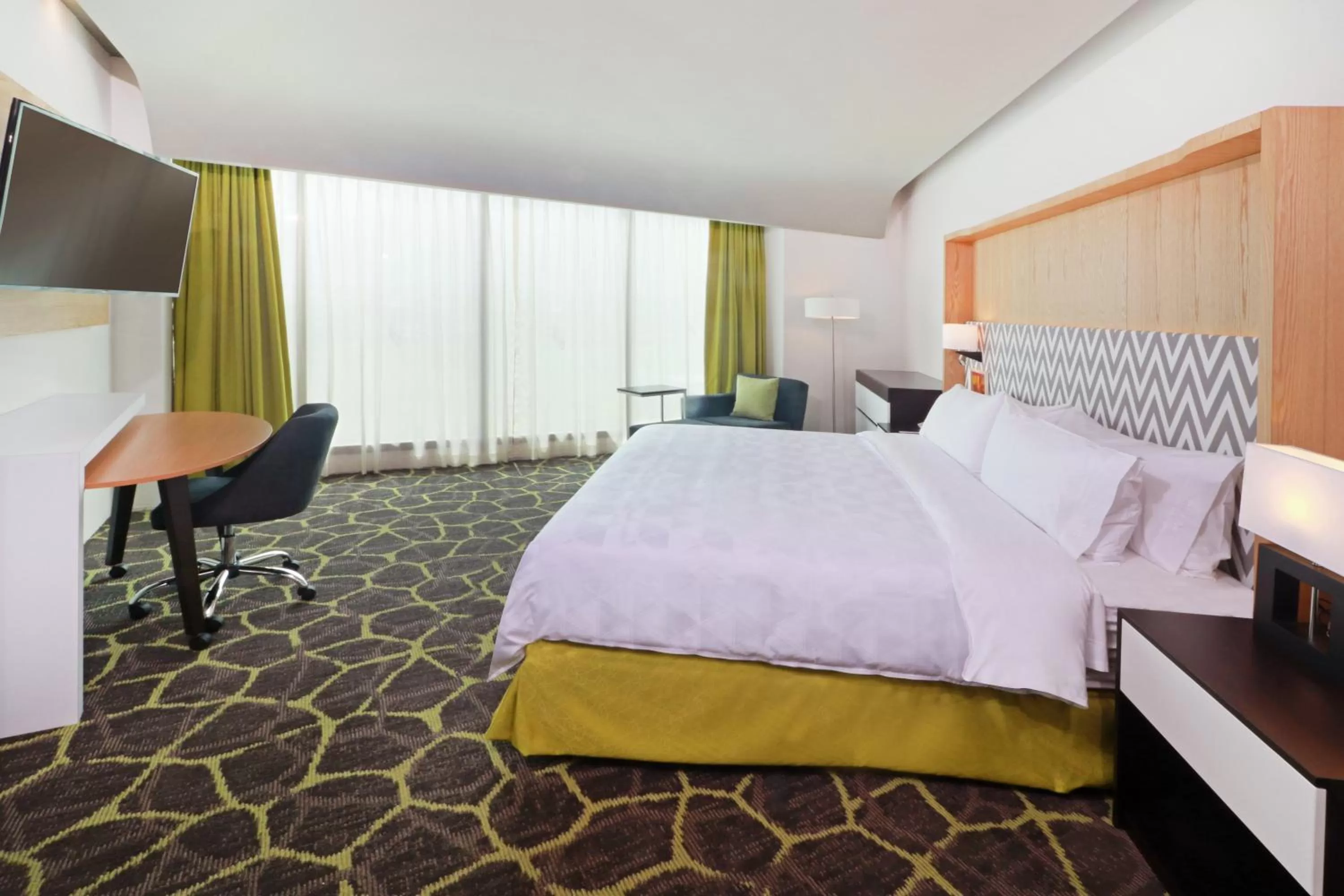 Photo of the whole room, Bed in Holiday Inn Queretaro Zona Krystal by IHG