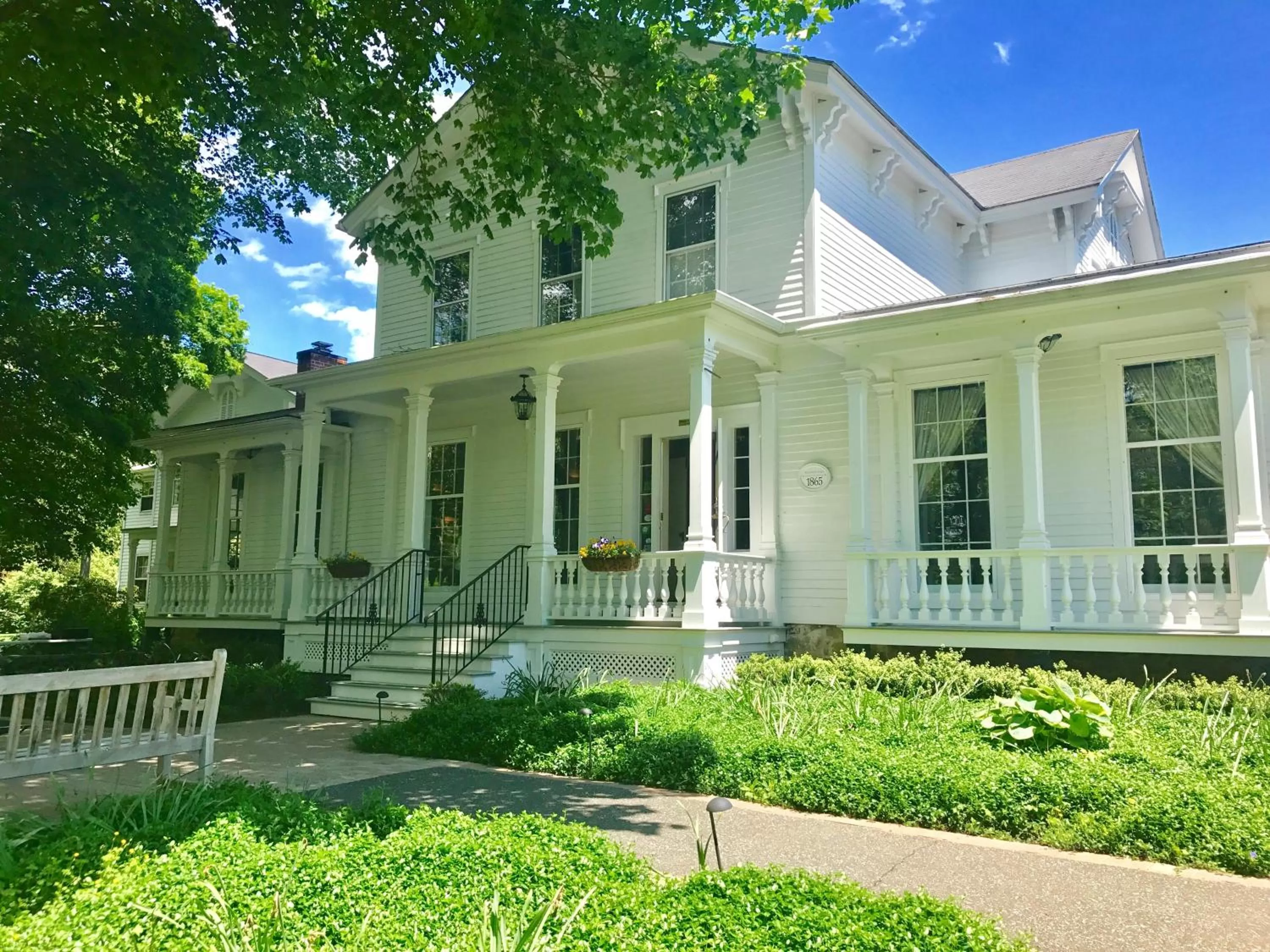 Facade/entrance in The Old Lyme Inn