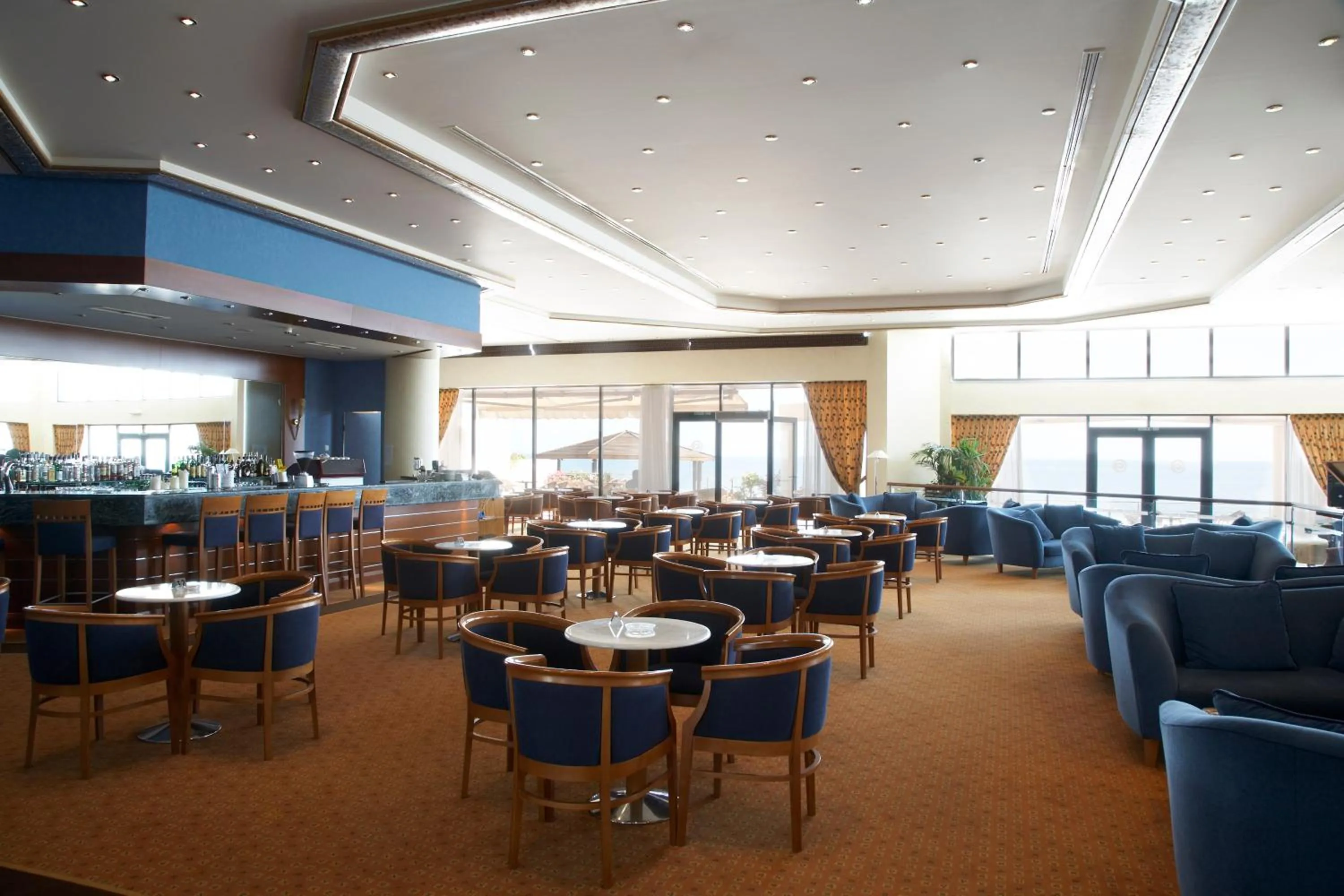 Lounge or bar in Ramada Plaza by Wyndham Thraki