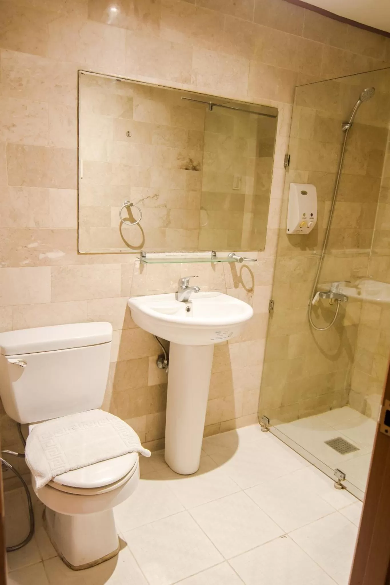 Toilet in DG Grami Hotel