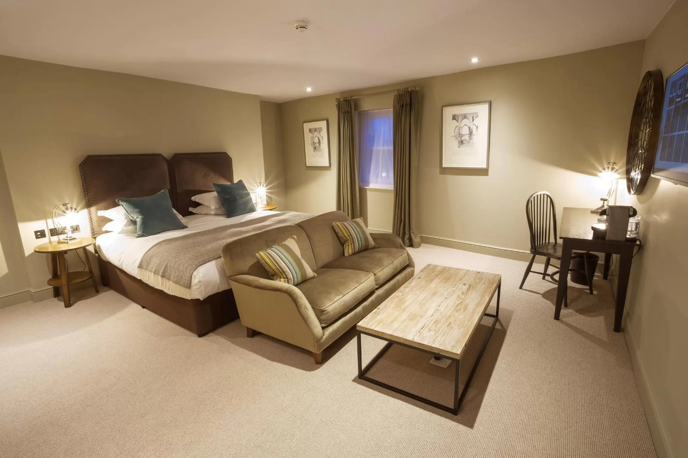 Photo of the whole room, Bed in Kings Head