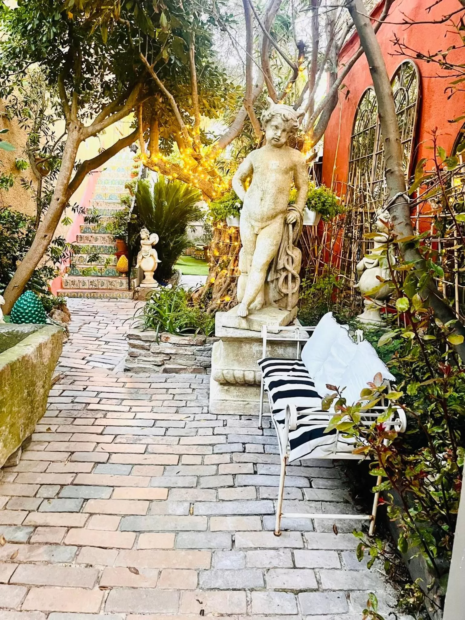 Luxe et sérénité au cœur de Saint-Tropez Suites spacieuses avec jardin enchanteur La Romana