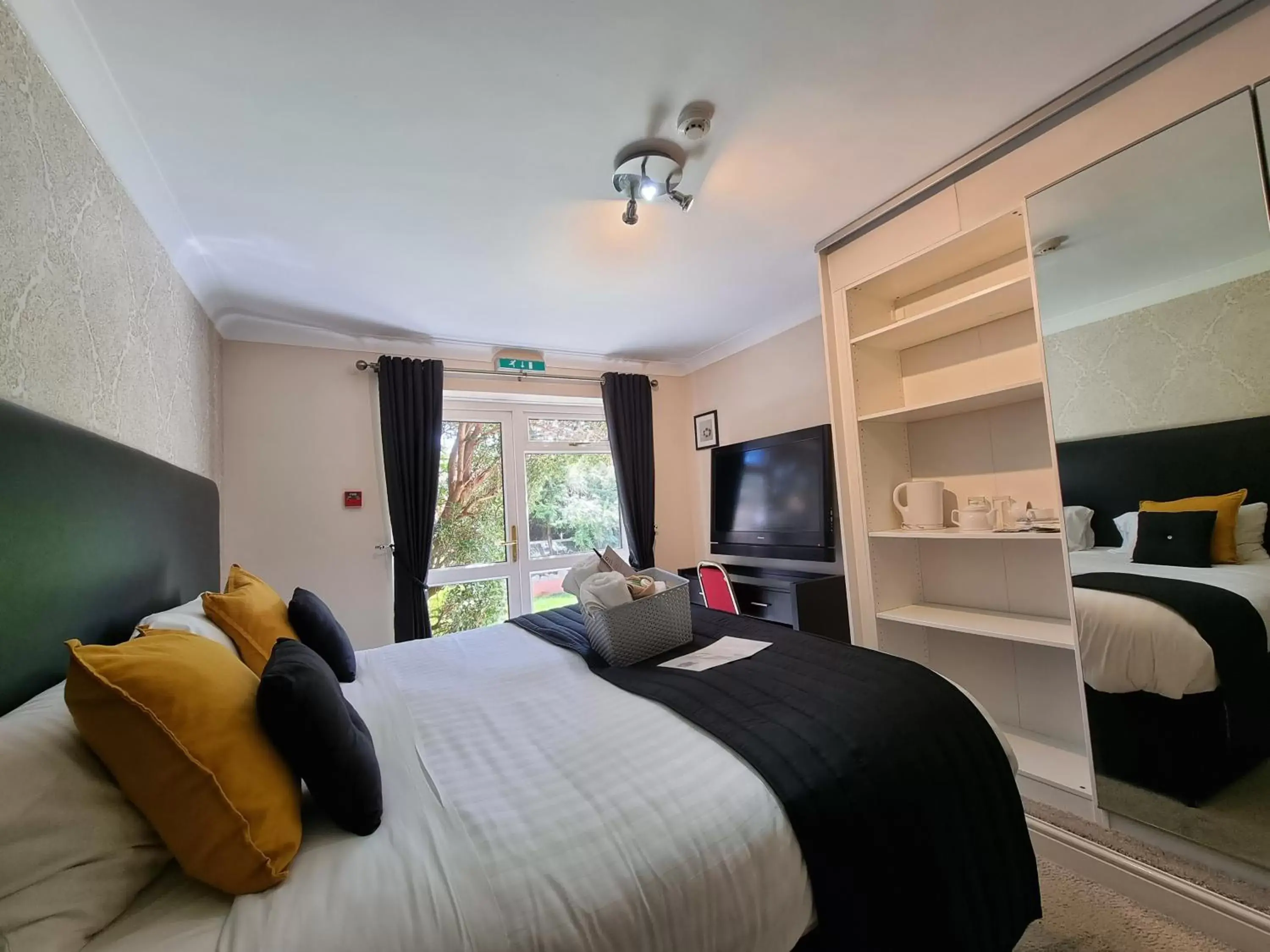 Deluxe Double or Twin Room with Garden View in The Ashleigh - Dog Friendly Deluxe Double or Twin Room with Garden View in The Ashleigh - Dog Friendly