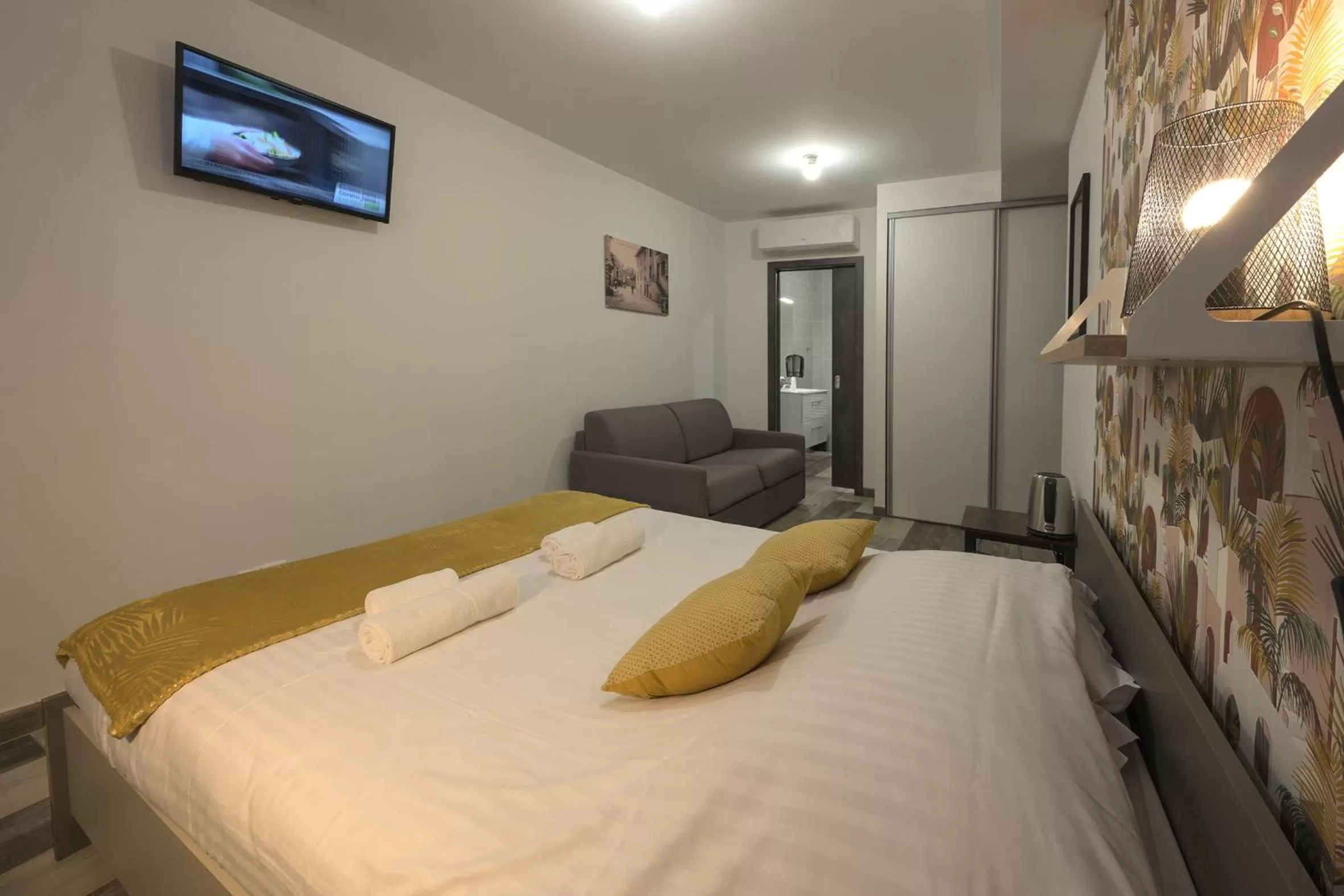 Bed in Hotel De La Croisée