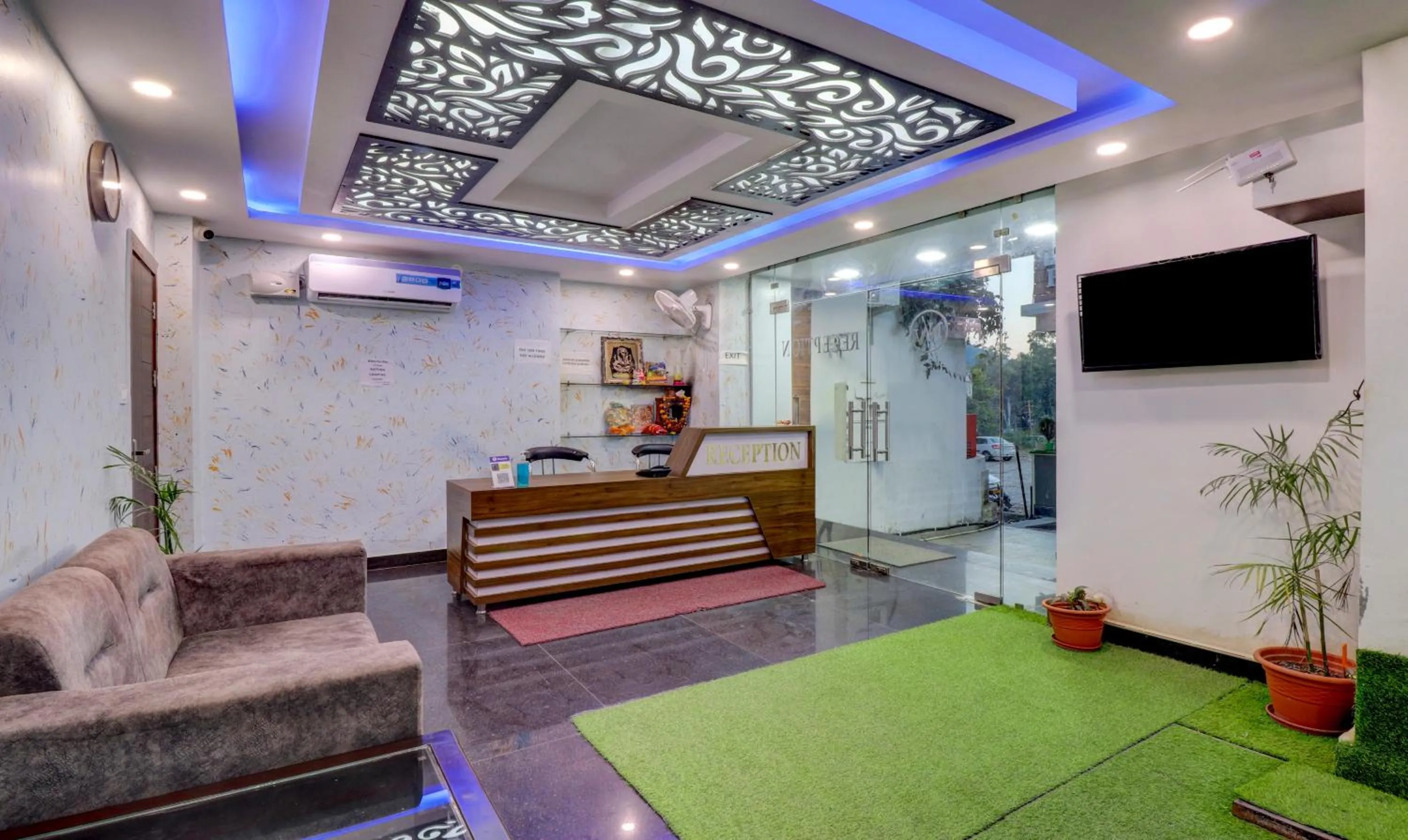 Lobby or reception in Itsy Hotels NV, Tapovan