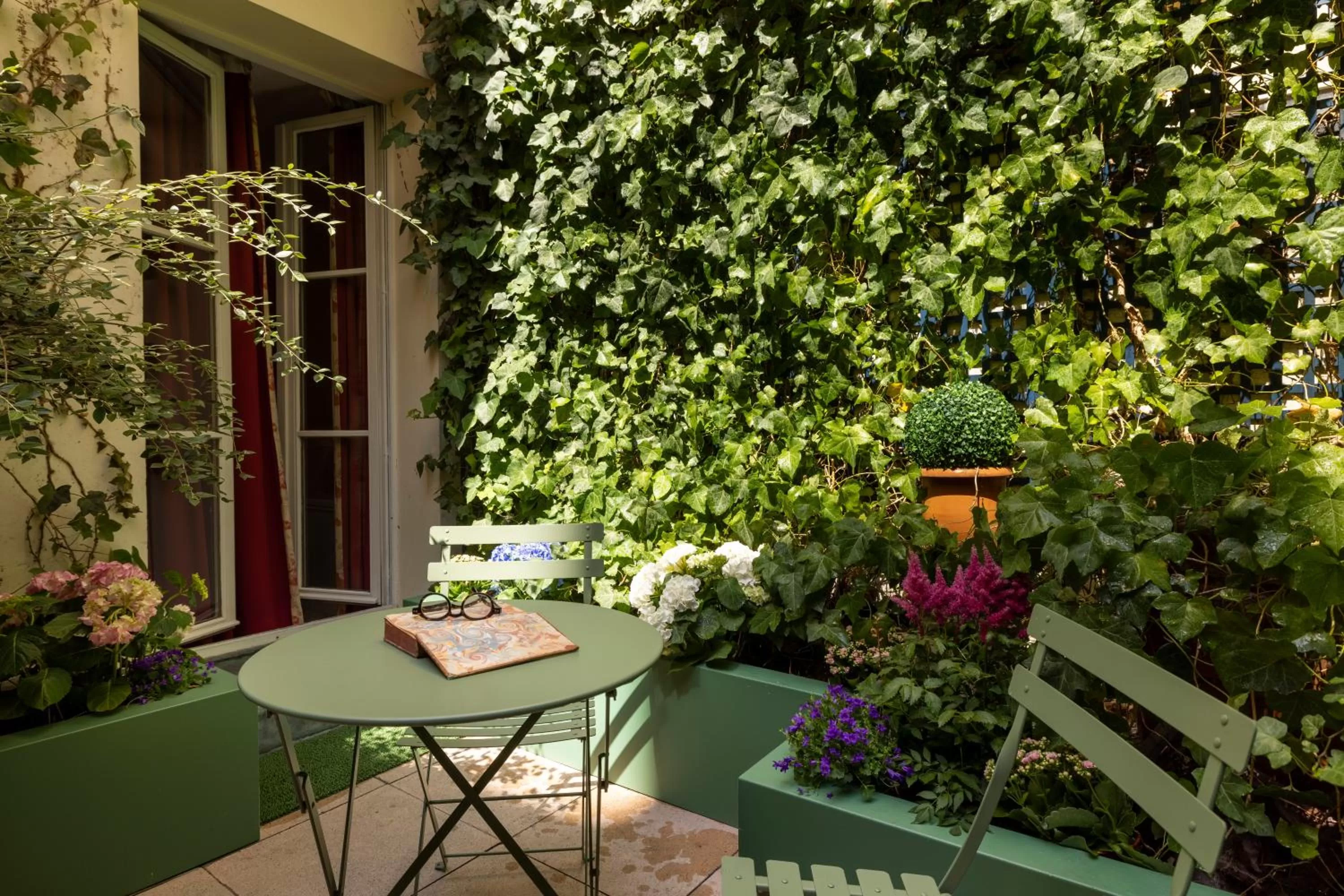 Balcony/Terrace in Hôtel Le Saint Gregoire